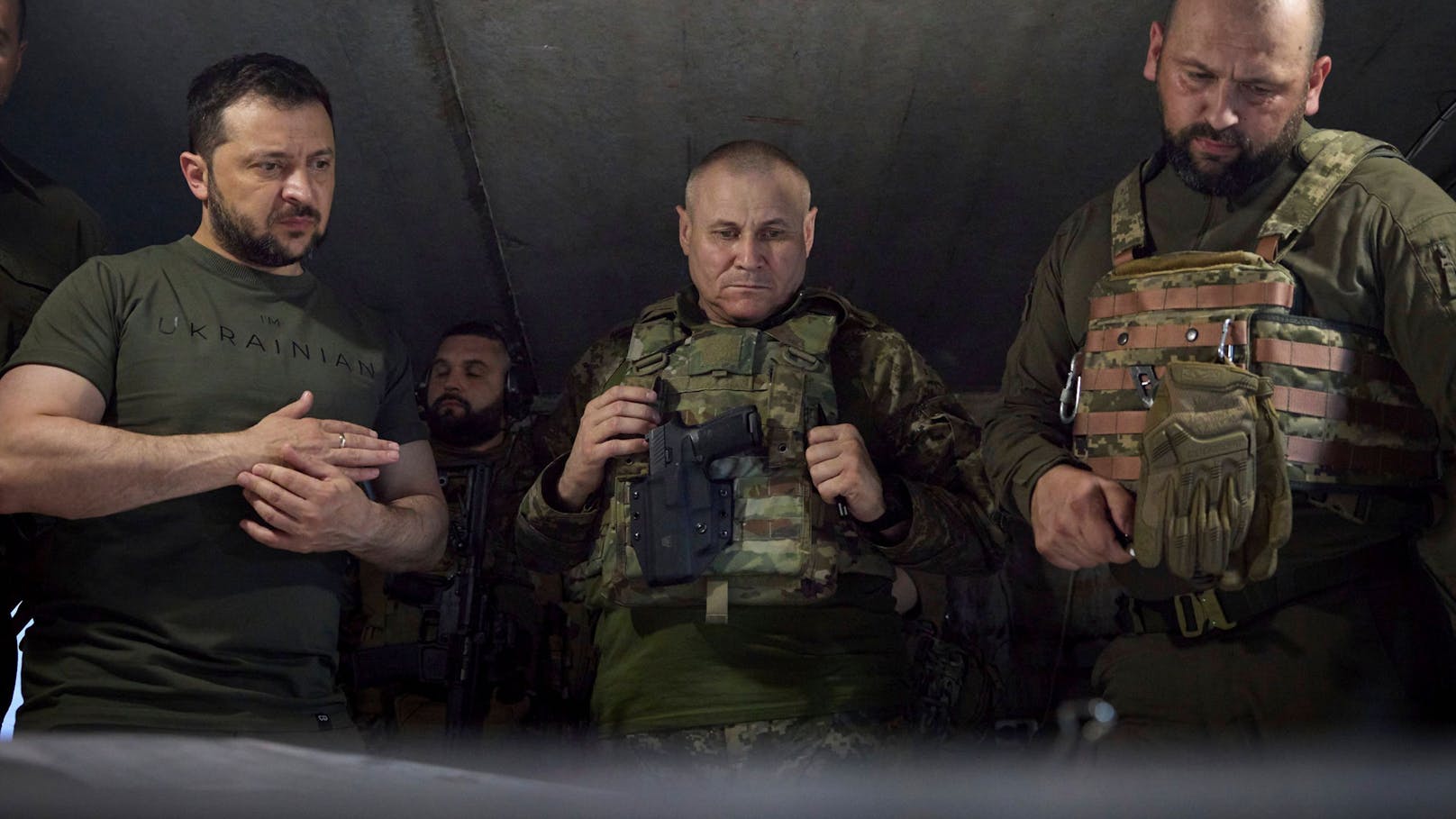 General <strong>Olexander Tarnawskyj</strong> (m.) übernimmt die Verteidigung der Ostfront. Im Bild mit Präsident Wolodimir Selenski (l.) während einer Lagebesprechung am 26. Juni 2024 in Melitopol.