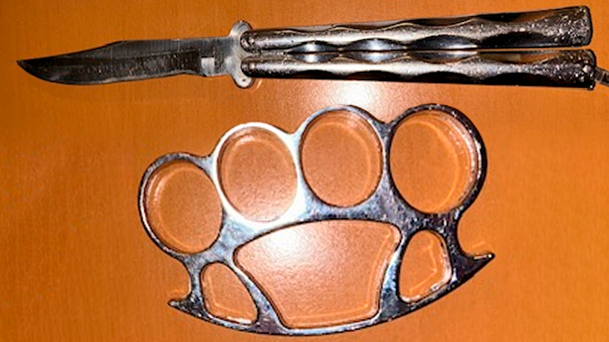 Ein Butterfly-Messer und ein Schlagring wurden sichergestellt.