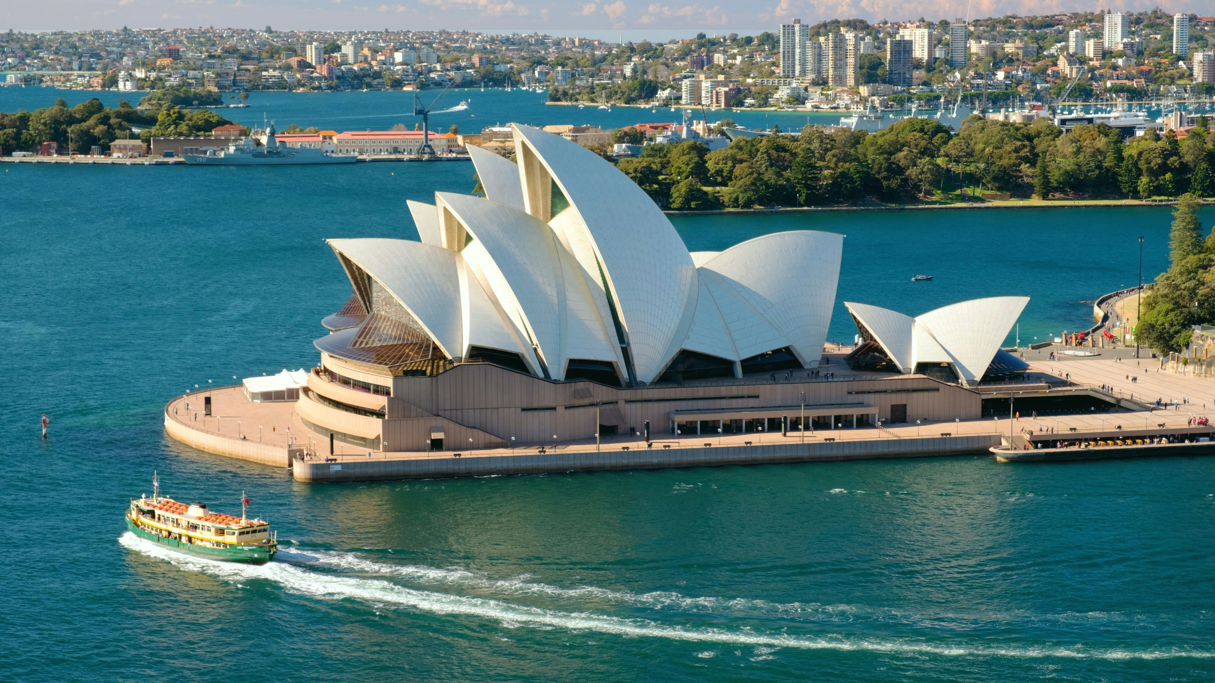 Das markante Opernhaus ist ringsum von Steinen umgeben.