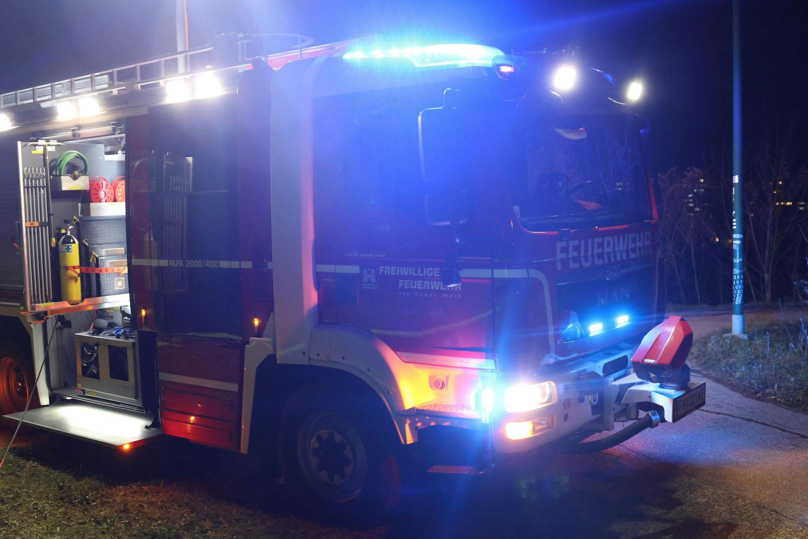 In Wels fackelte am Samstagabend ein Auto ab. Die Ursache ist unklar.