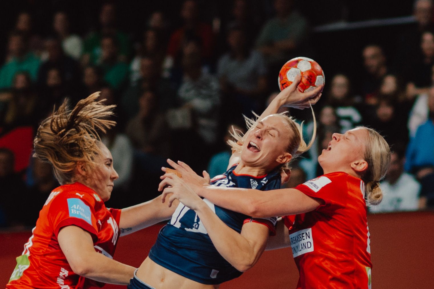 Handball-Action in der vollen Stadthalle
