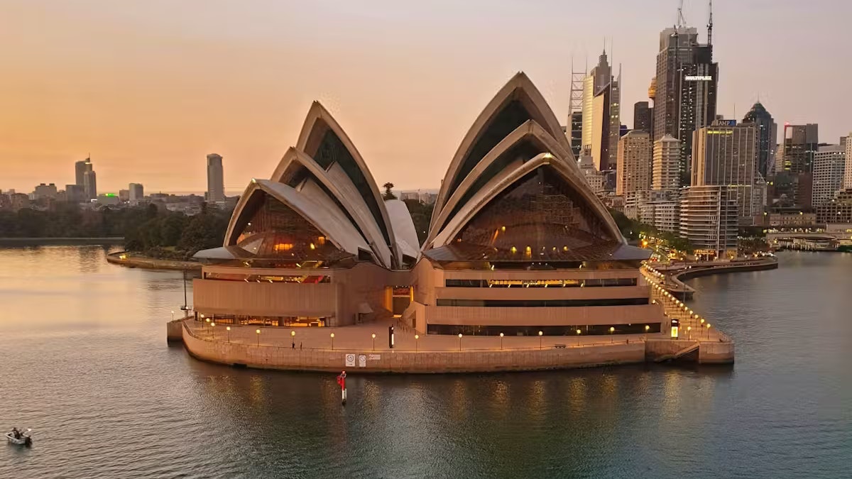 Auch der frontale Blick weist kein Grün – weder in Form von Wiese noch in Form von Bäumen in direkter Umgebung des Sydney Opera House auf.