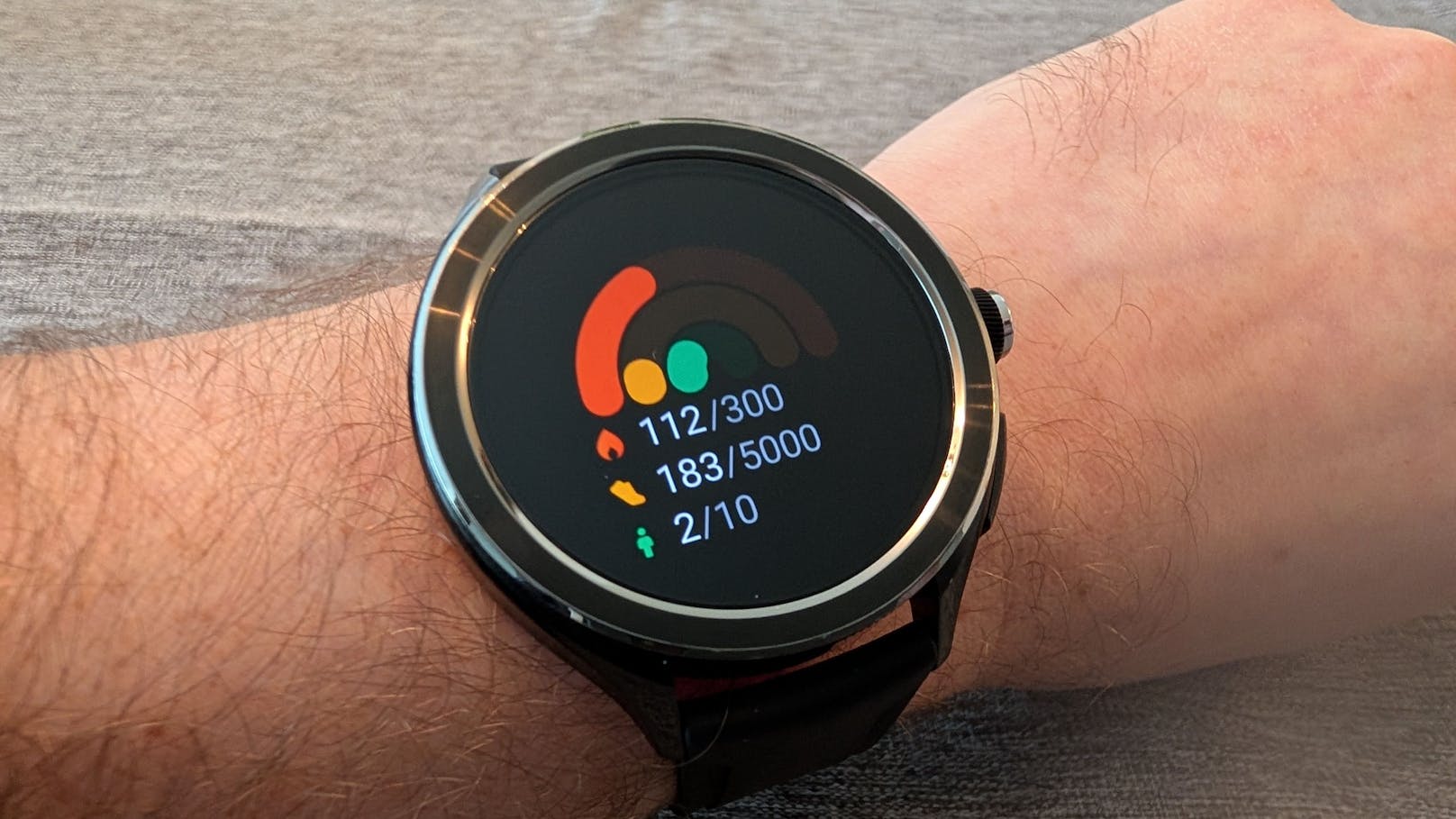 Die Xiaomi Watch 2 Pro läuft auf Google Wear OS, einem der beliebtesten Betriebssysteme für Smartwatches.