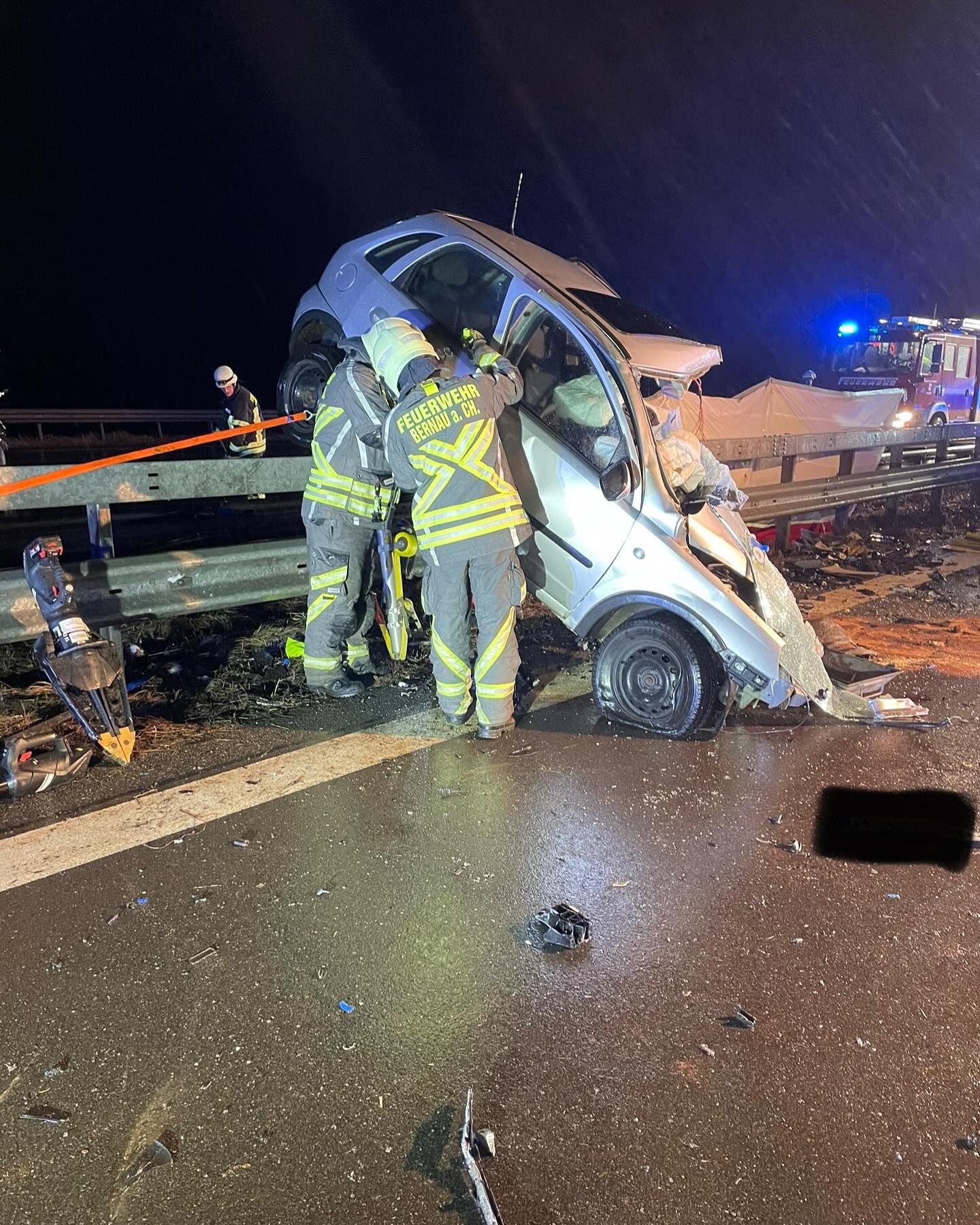 Auf der bayrischen A8 kollidierte am 15. Dezember 2024 eine Geisterfahrerin frontal mit einem Porsche SUV. Die 55-Jährige überlebte nicht.