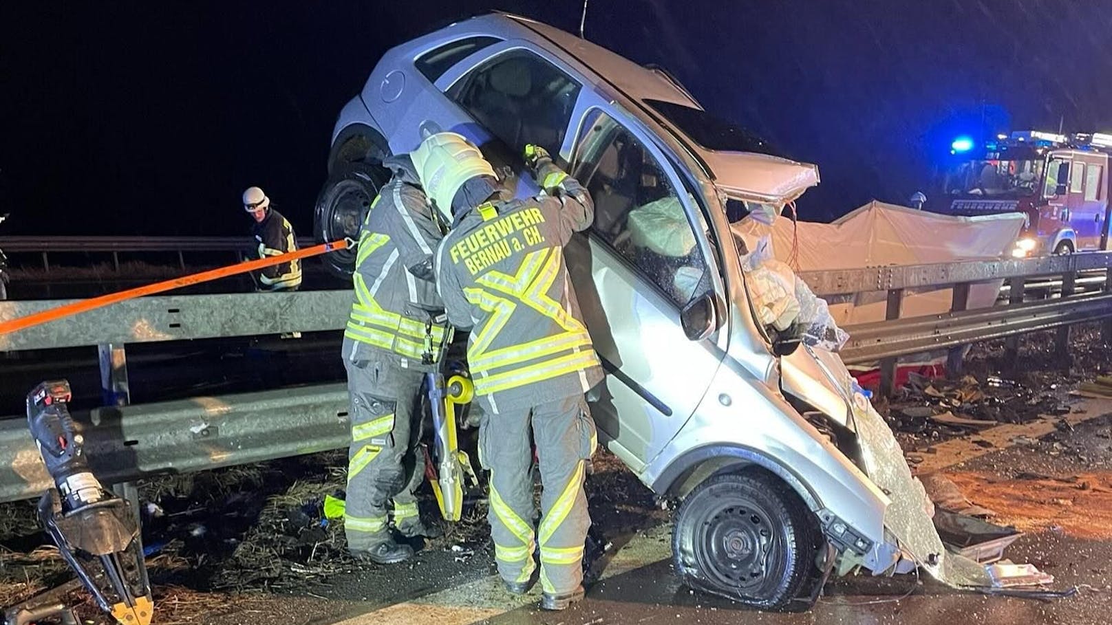 Auf der bayrischen A8 kollidierte am 15. Dezember 2024 eine Geisterfahrerin frontal mit einem Porsche SUV. Die 55-Jährige überlebte nicht.