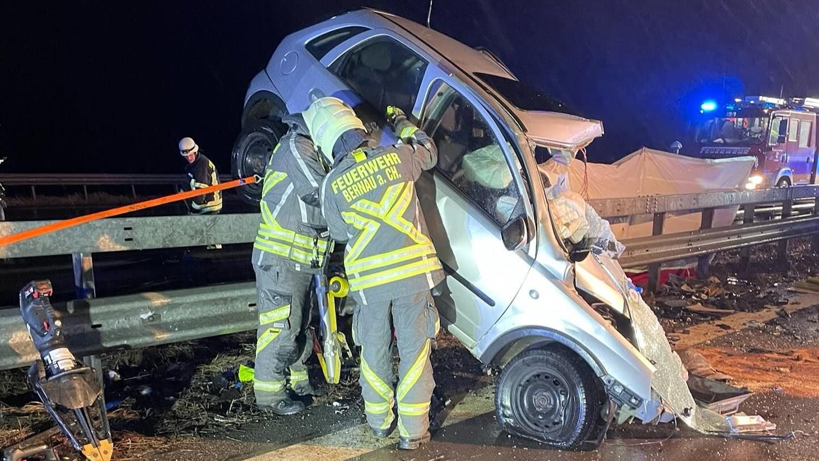 Geisterfahrerin rast in Porsche, Trümmer treffen Flixbus