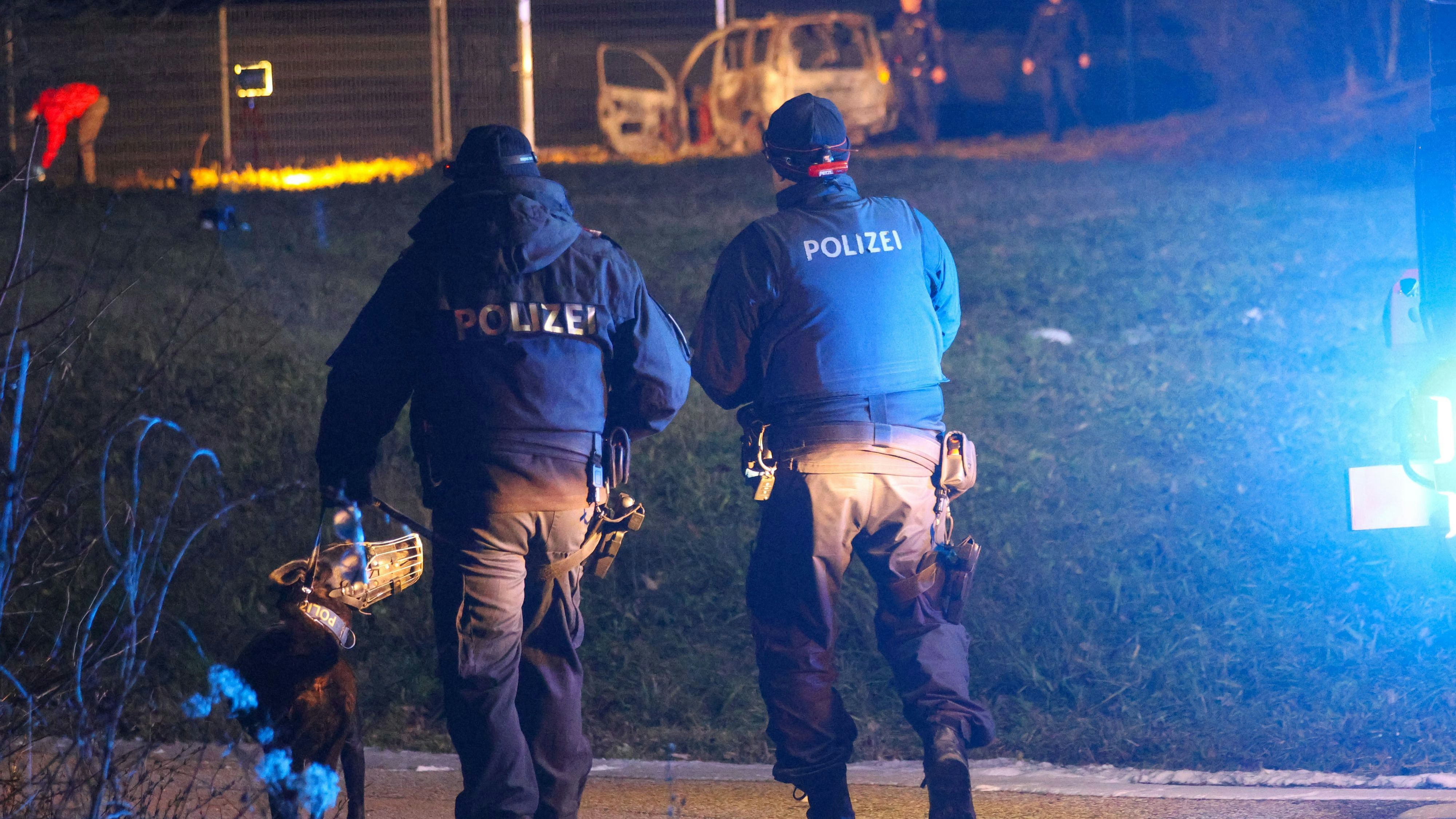 In Wels fackelte am Samstagabend ein Auto ab. Die Ursache ist unklar.