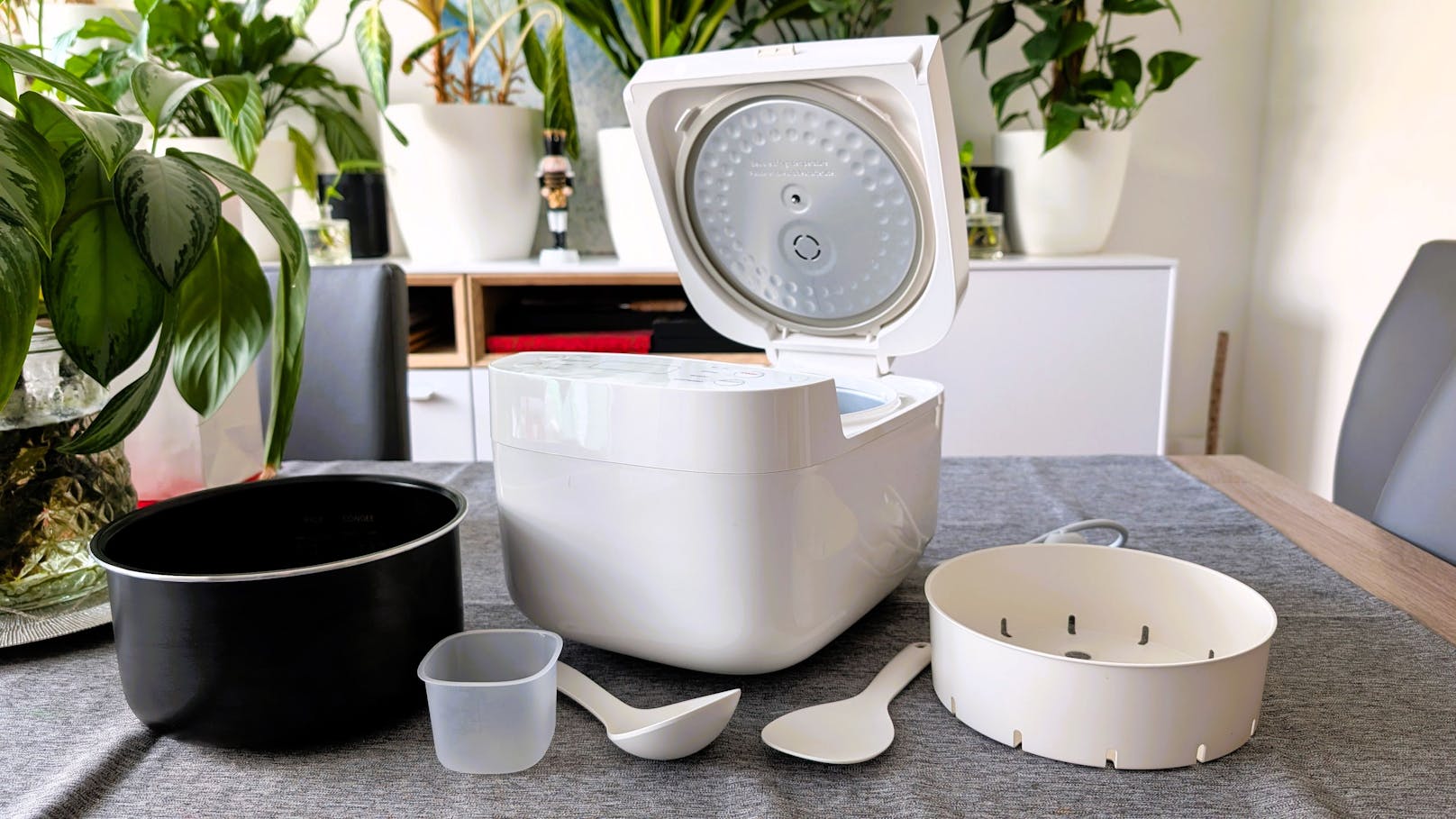 Für 59,99 Euro ist der Xiaomi Multifunctional Rice Cooker in Österreich zu haben. Für den Preis überraschen die Verarbeitung und die Funktionen.