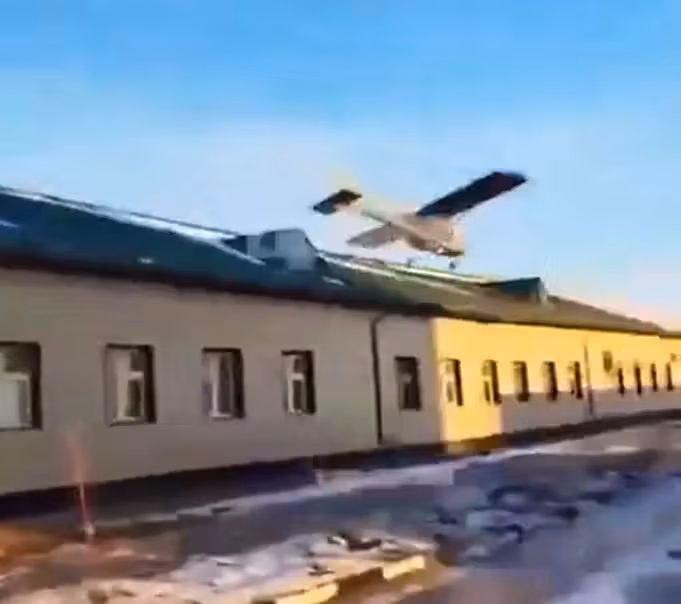 Drohnen, mutmaßlich aus der Ukraine, haben bisher dreimal innerhalb der vergangenen Tagen Ziele in Tschetschenien angegriffen. In den sozialen Medien kursieren davon Bilder und Videos.