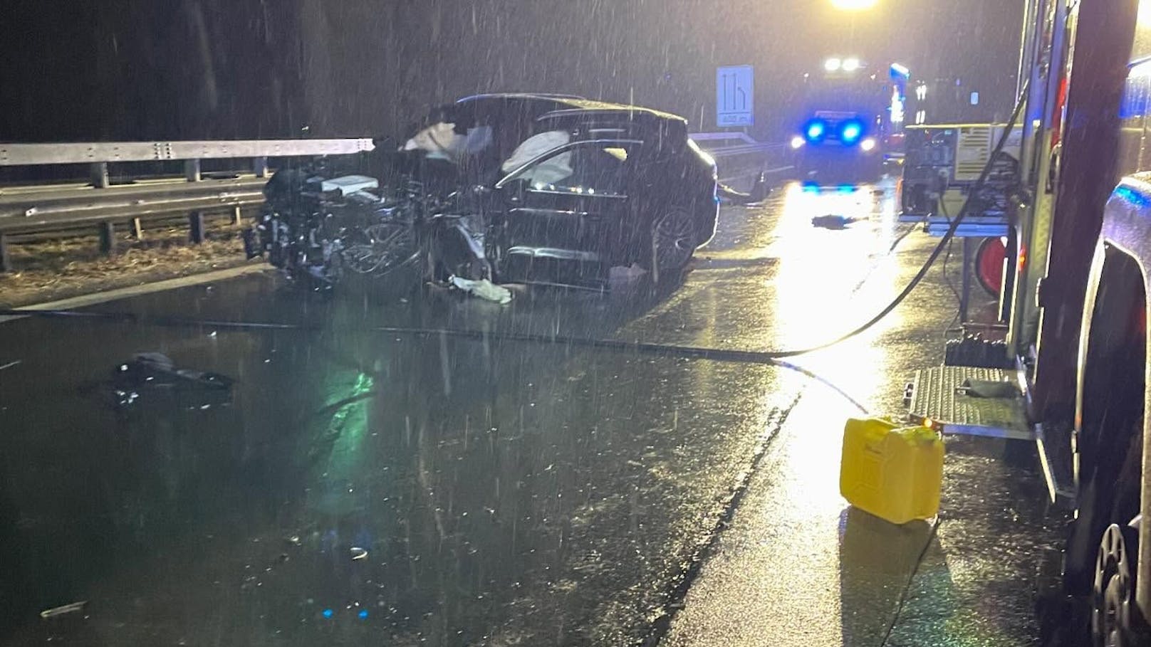 Auf der bayrischen A8 kollidierte am 15. Dezember 2024 eine Geisterfahrerin frontal mit einem Porsche SUV. Die 55-Jährige überlebte nicht.