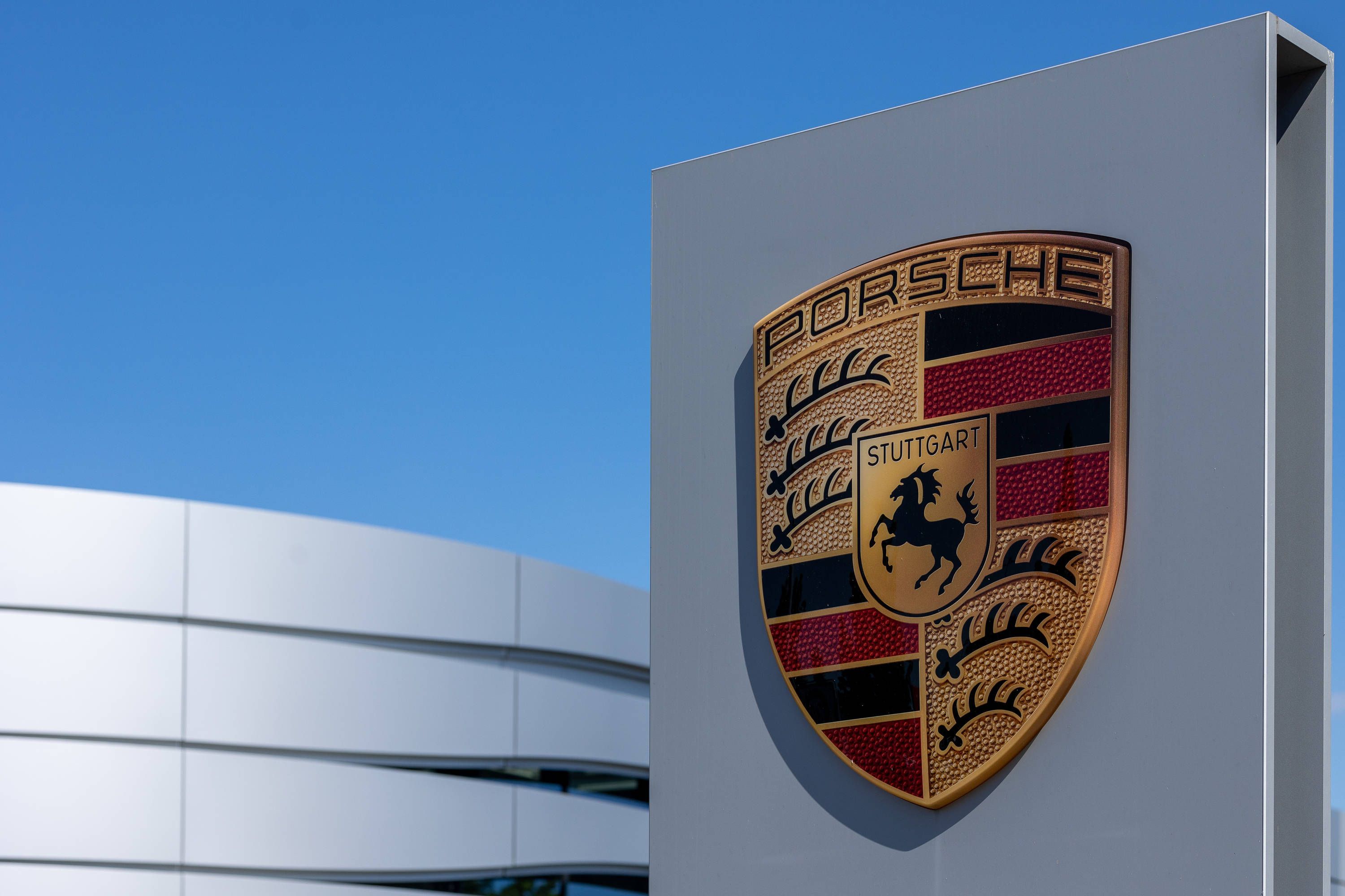 Porsche muss in den kommenden Jahren Hunderte Stellen abbauen.