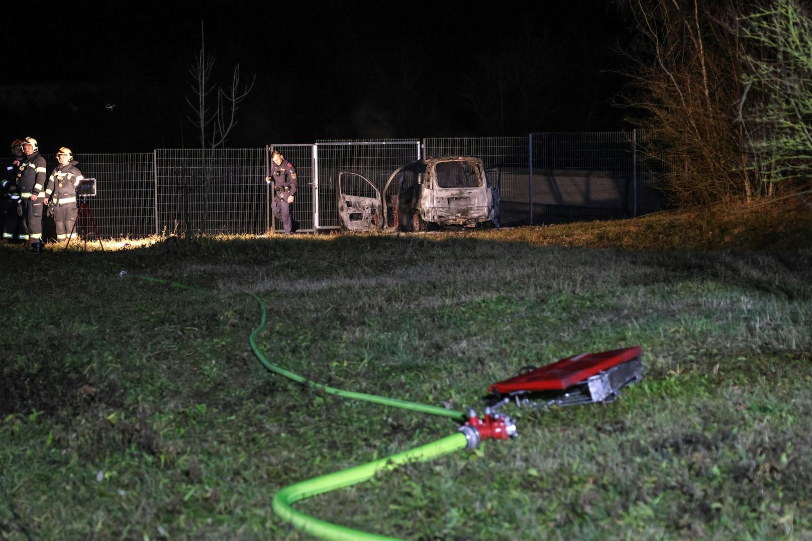 In Wels fackelte am Samstagabend ein Auto ab. Die Ursache ist unklar.