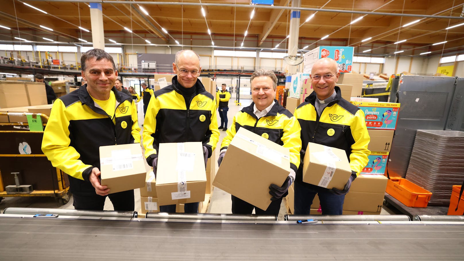 Peter Umundum, Generaldirektor-Stellvertreter und Vorstand für Paket &amp; Logistik, Österreichische Post AG, Walter Oblin, Generaldirektor, Österreichische Post AG, Bürgermeister Michael Ludwig und Dompfarrer Toni Faber (v.l.)