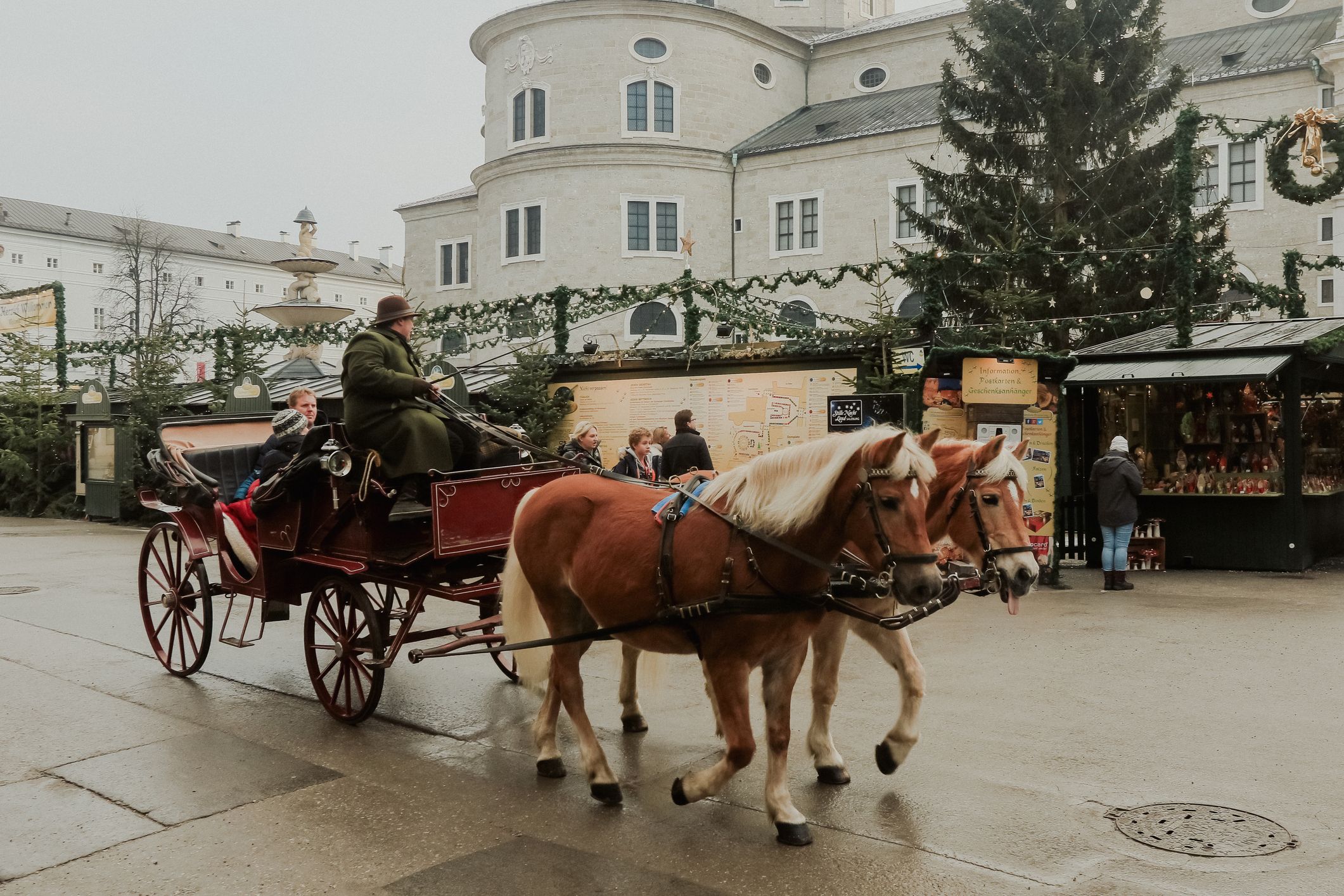 Eine festliche Pferdekutschenfahrt durch die charmanten Gassen Salzburgs während der Adventzeit. Archivbild.