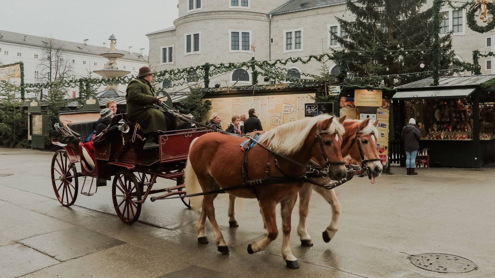 Eine festliche Pferdekutschenfahrt durch die charmanten Gassen Salzburgs während der Adventzeit. Archivbild.