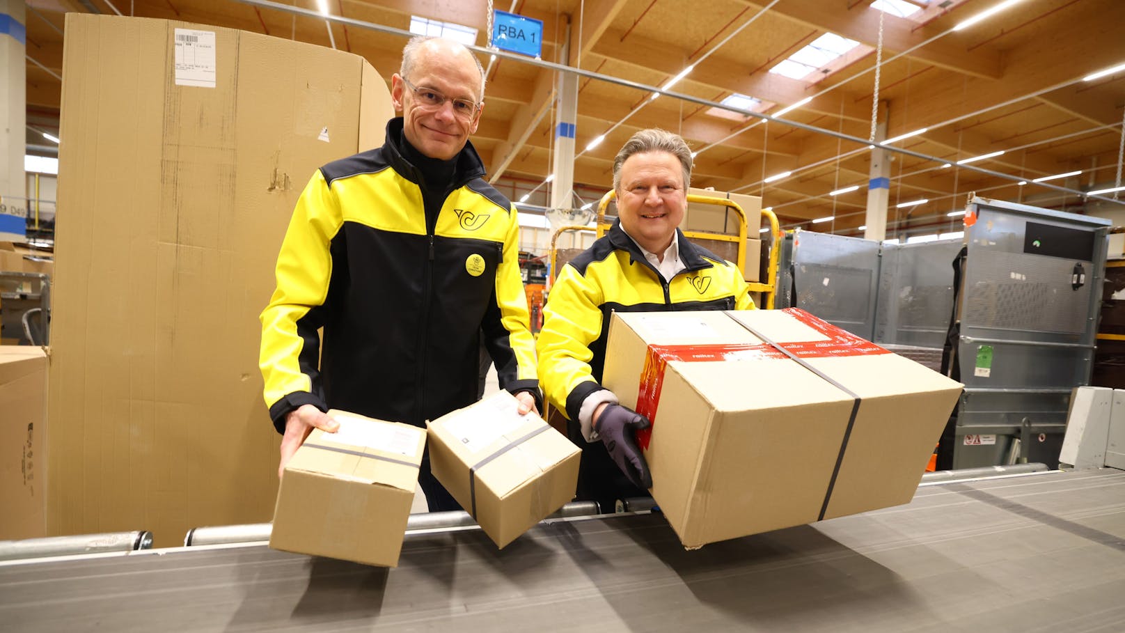 Post-Generaldirektor Walter Oblin und Bürgermeister Michael Ludwig im Post-Logistikzentrum Inzersdorf.