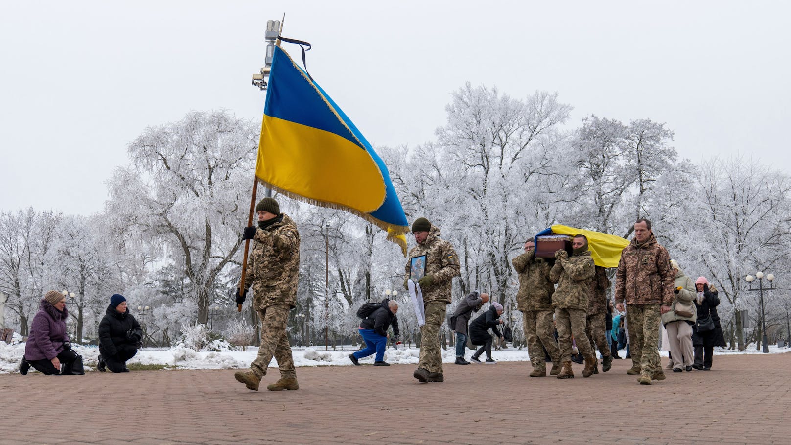 Kameraden und Familie tragen den Sarg des Theater-Schauspielers Petro Welykij (48), der im Kampf gegen russischen Truppen in der Region Kursk gefallen ist. Tschernihiw, Ukraine, am 27. November 2024.