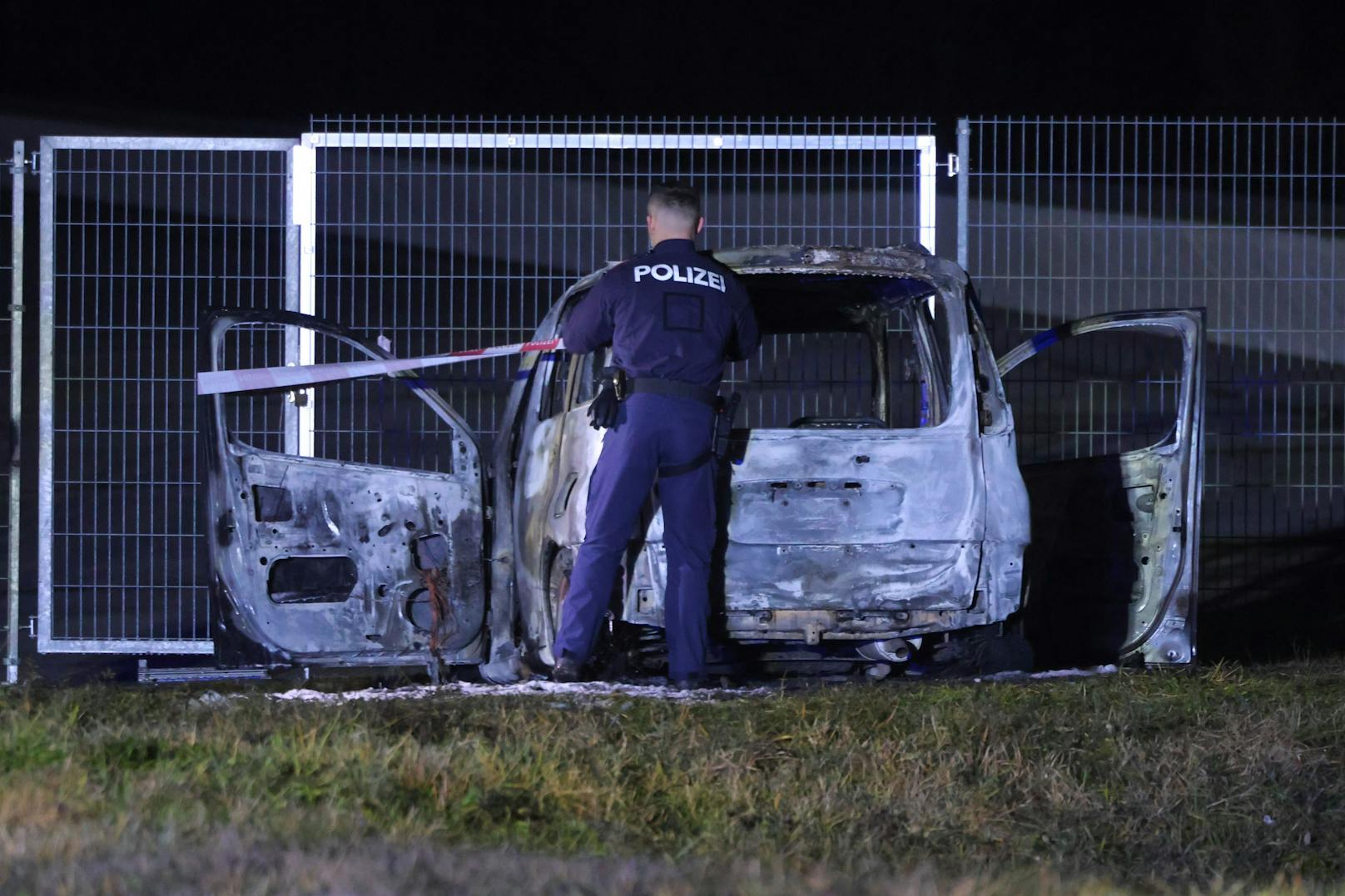 In Wels fackelte am Samstagabend ein Auto ab. Die Ursache ist unklar.