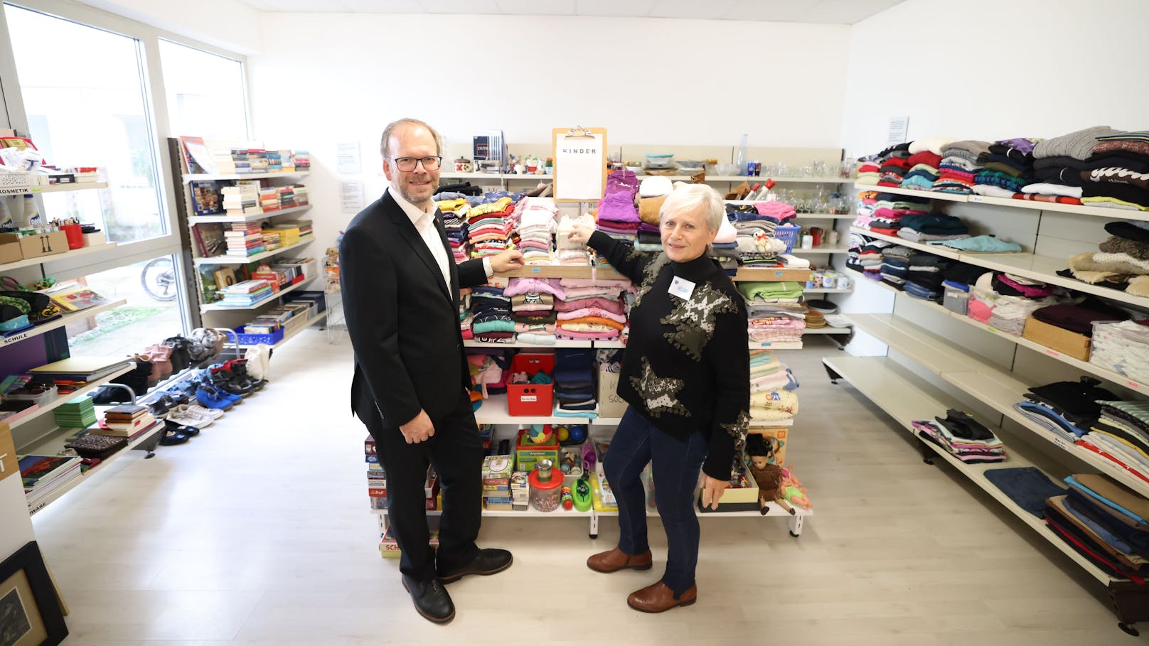 Dietmar Baurecht, Bezirksvorsteher Rudolfsheim-Fünfhaus machte sich ein Bild vom Sozialshop.