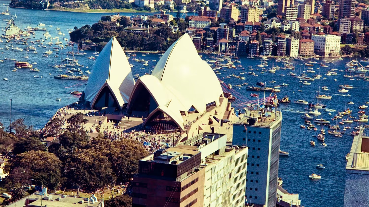 Bei der Eröffnung des Sydney Opera House war viel los – auch auf dem Wasser.