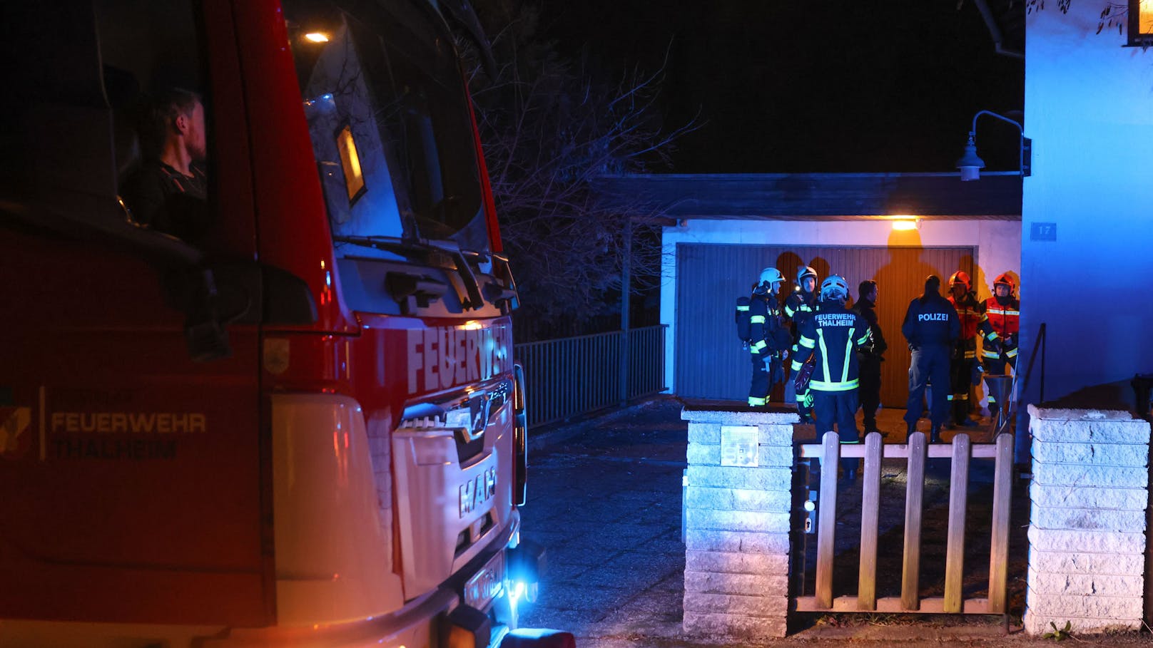 Feuerwehr und Polizei wurden am späteren Sonntagabend zu einem Brandverdacht in einem Wohnhaus in Thalheim bei Wels (Bezirk Wels-Land) alarmiert.