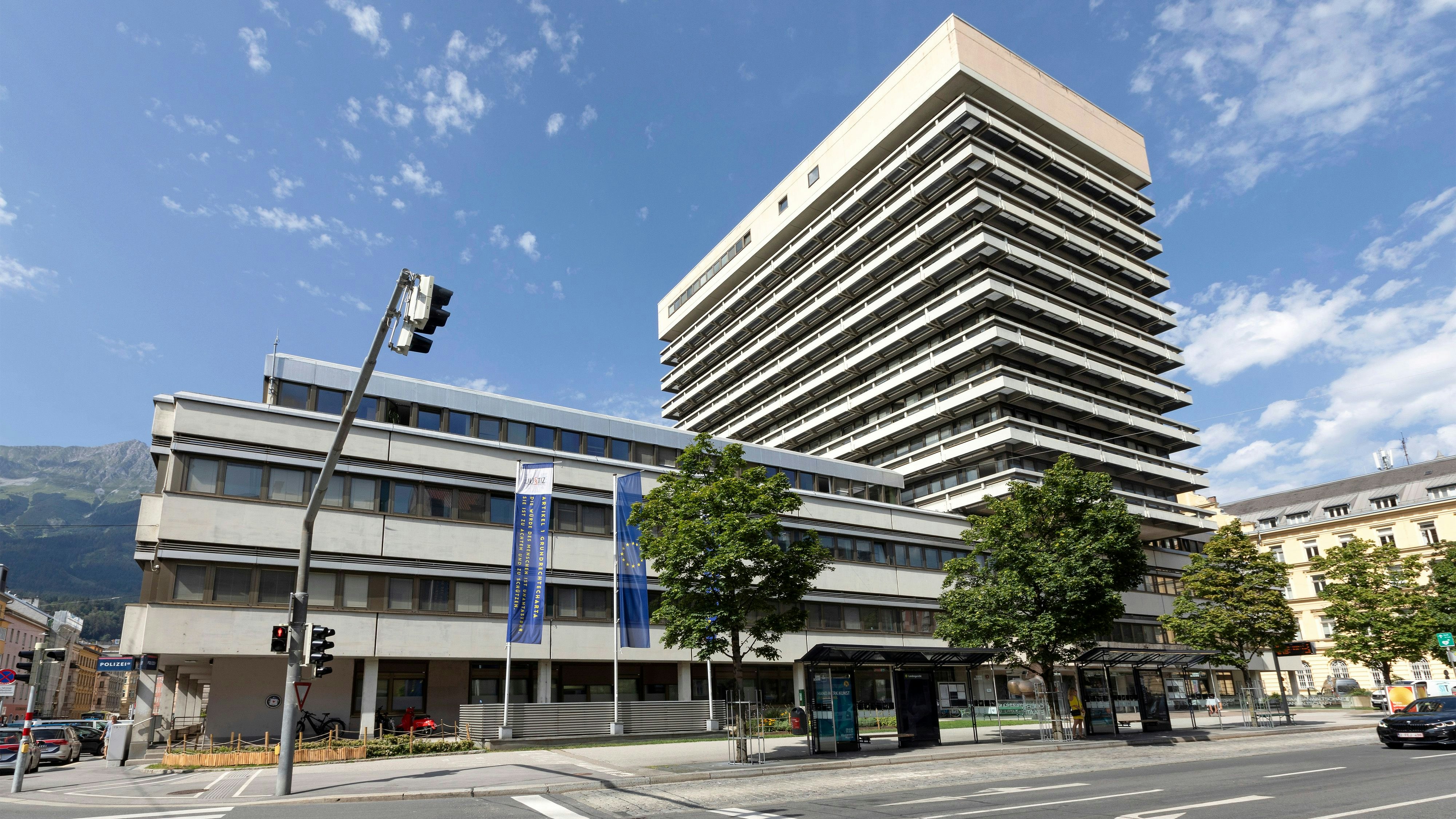 Heute.at - Tod in Pool – Betreuerin (27) schuldig gesprochen