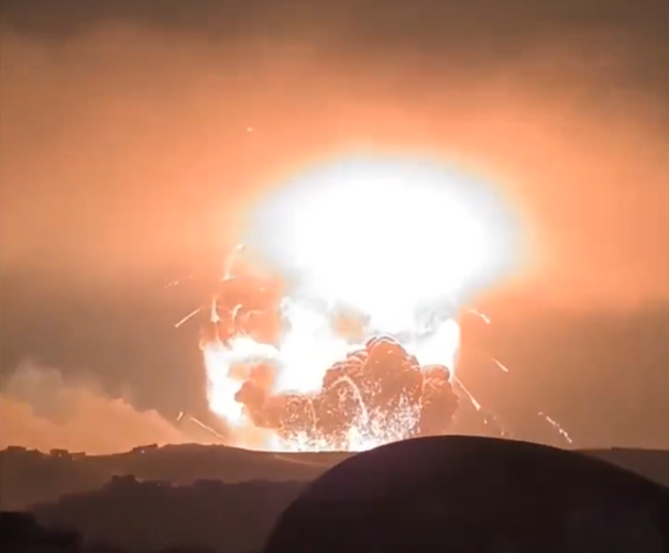 Die riesige Explosion nahe der syrischen Stadt Tartus löste sogar ein Erdbeben aus.