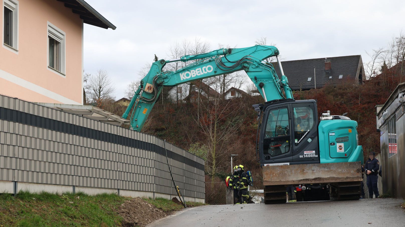 Mithilfe eines Baggers wurde die beschädigte Leitung freigelegt und repariert.