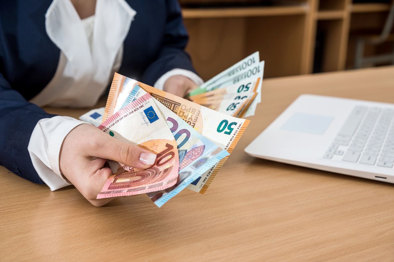 Die Beschäftigten sollen auf bis zu zwölf Prozent Gehalt und Lohn verzichten. (Symbolbild)