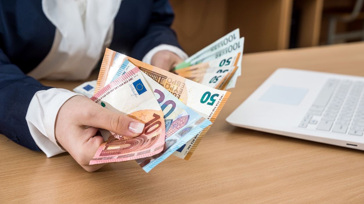 Die Beschäftigten sollen auf bis zu zwölf Prozent Gehalt und Lohn verzichten. (Symbolbild)