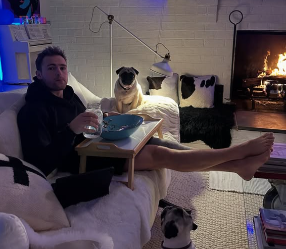 AJ Ginnis wird von seinen Hunden getröstet.