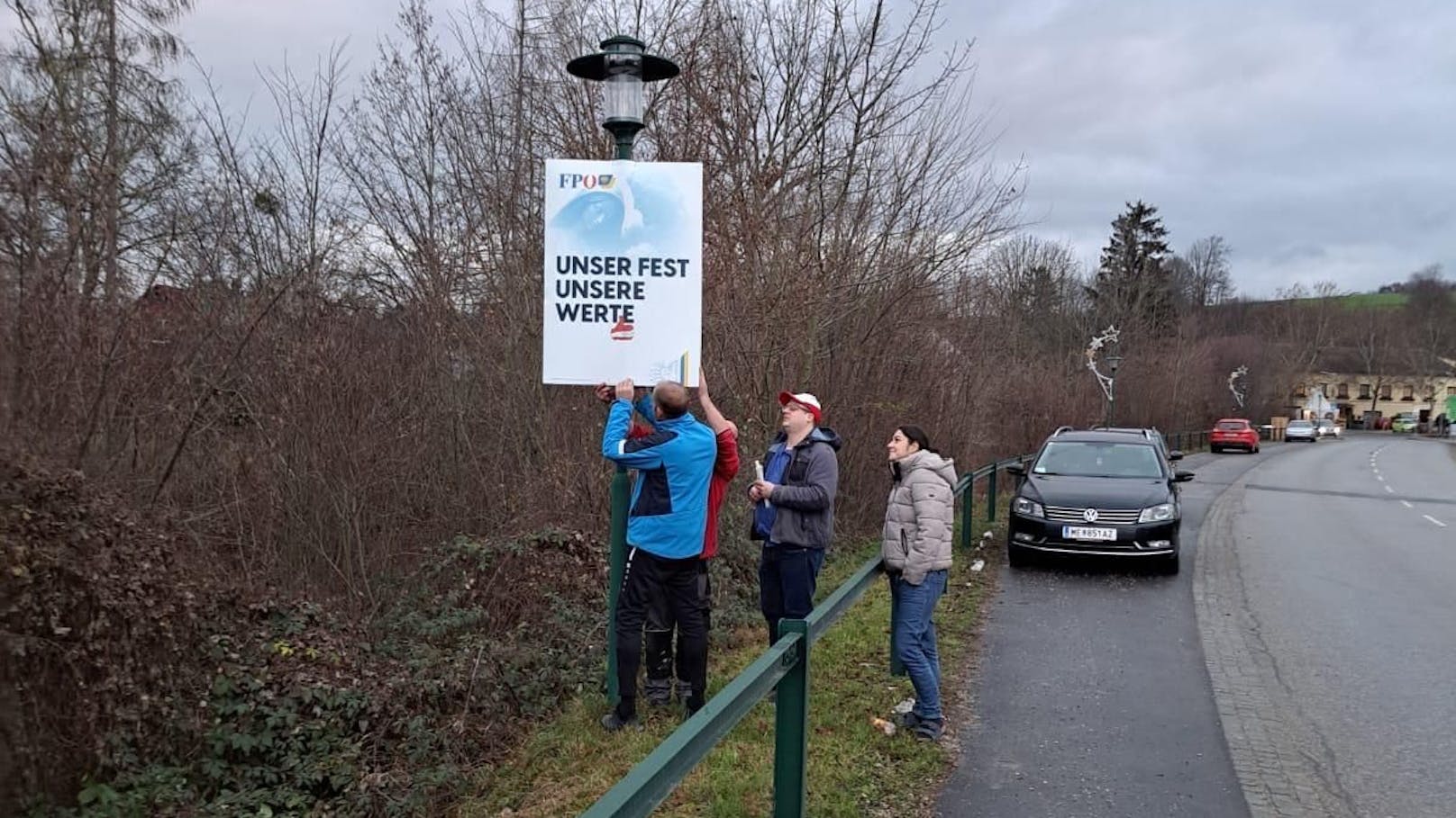 FPÖ-Team beim Anbringen der Wahlplakate