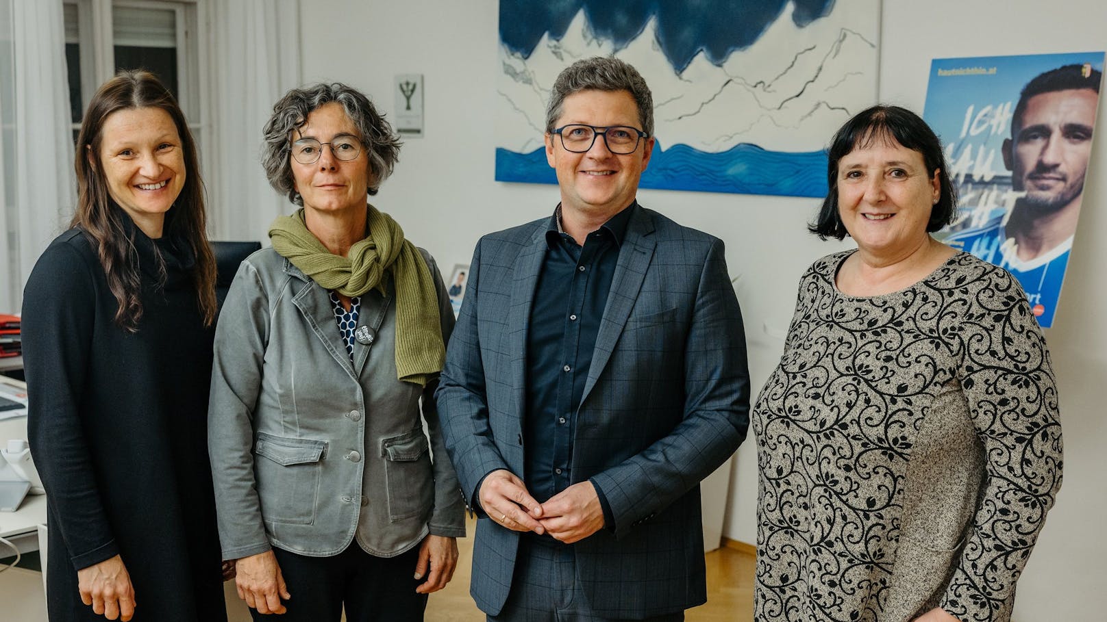 Karin Raab vom Frauenhaus Linz, Michaela Hirsch, Frauenhaus Vöcklabruck, Landesrat Michael Lindner und Gabriele Oberlinninger vom Welser Frauenhaus.