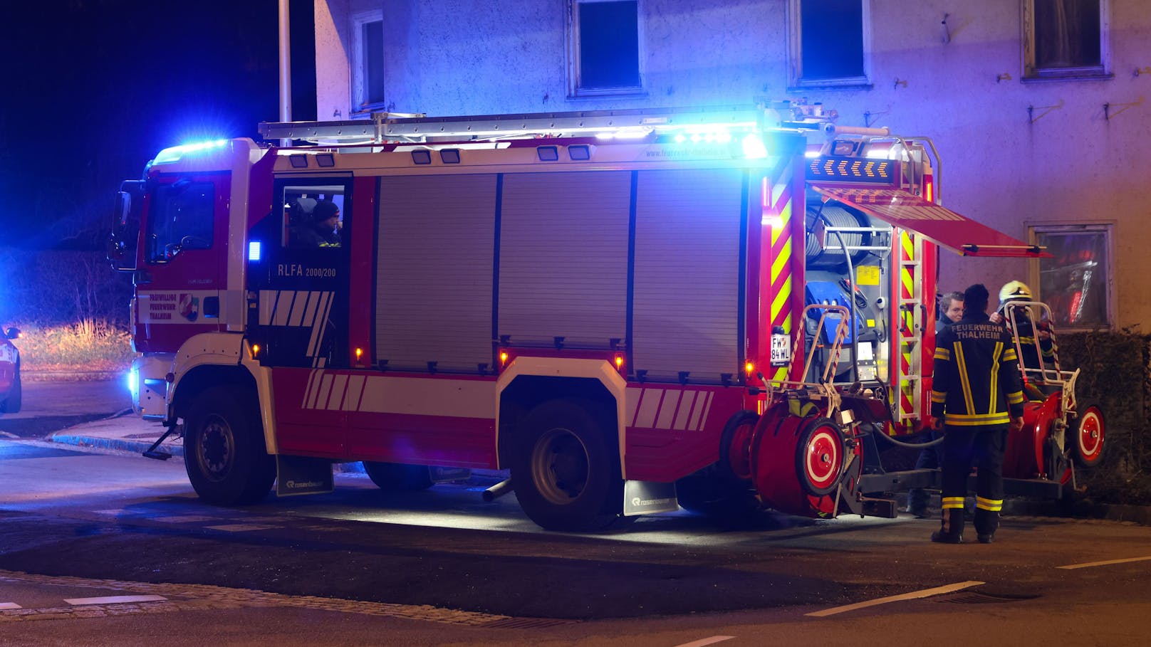 Fackelreste auf der Fackelträger-Figur in einem Kreisverkehr in Thalheim bei Wels (Bezirk Wels-Land) haben am Sonntag einen Einsatz von Feuerwehr und Polizei ausgelöst.