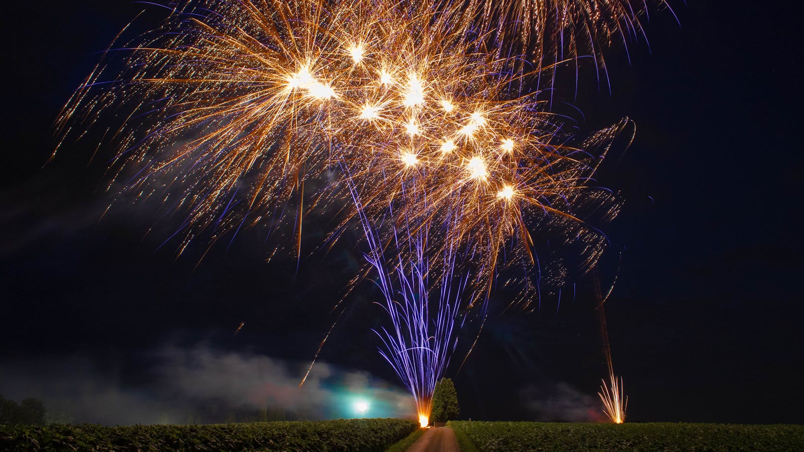 Eindrucksvoll. Ein Batteriefeuerwerk beim Abbrennen.