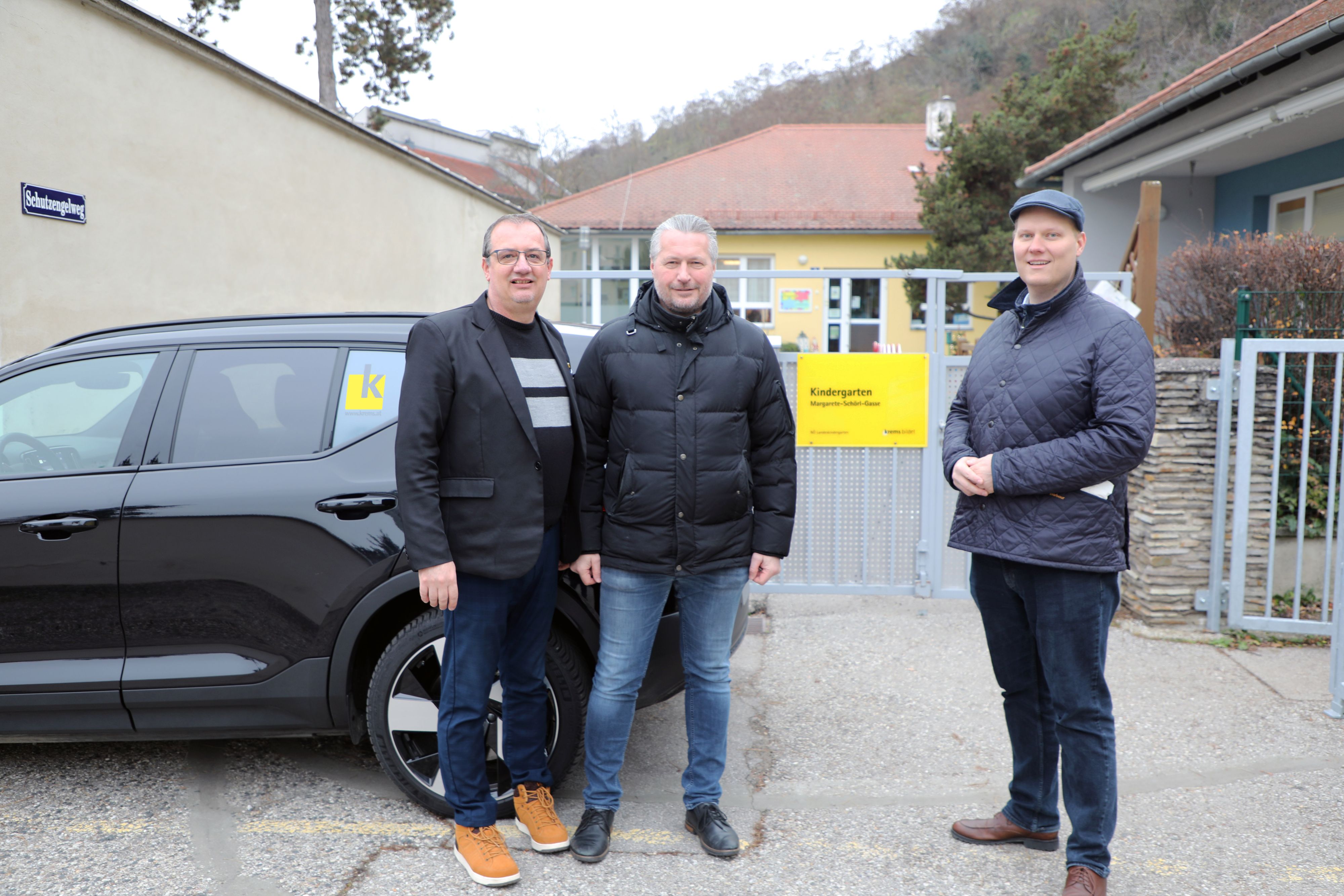 Das Elektroauto des Bürgermeisters und Chauffeur Ernst Mannhart (l.) stehen in der Woche für den Transport der Begleitpersonen zur Verfügung. Bürgermeister Peter Molnar und Bildungsstadtrat Martin Zöhrer (v. l.) stellten diese Übergangslösung am Freitag vor.