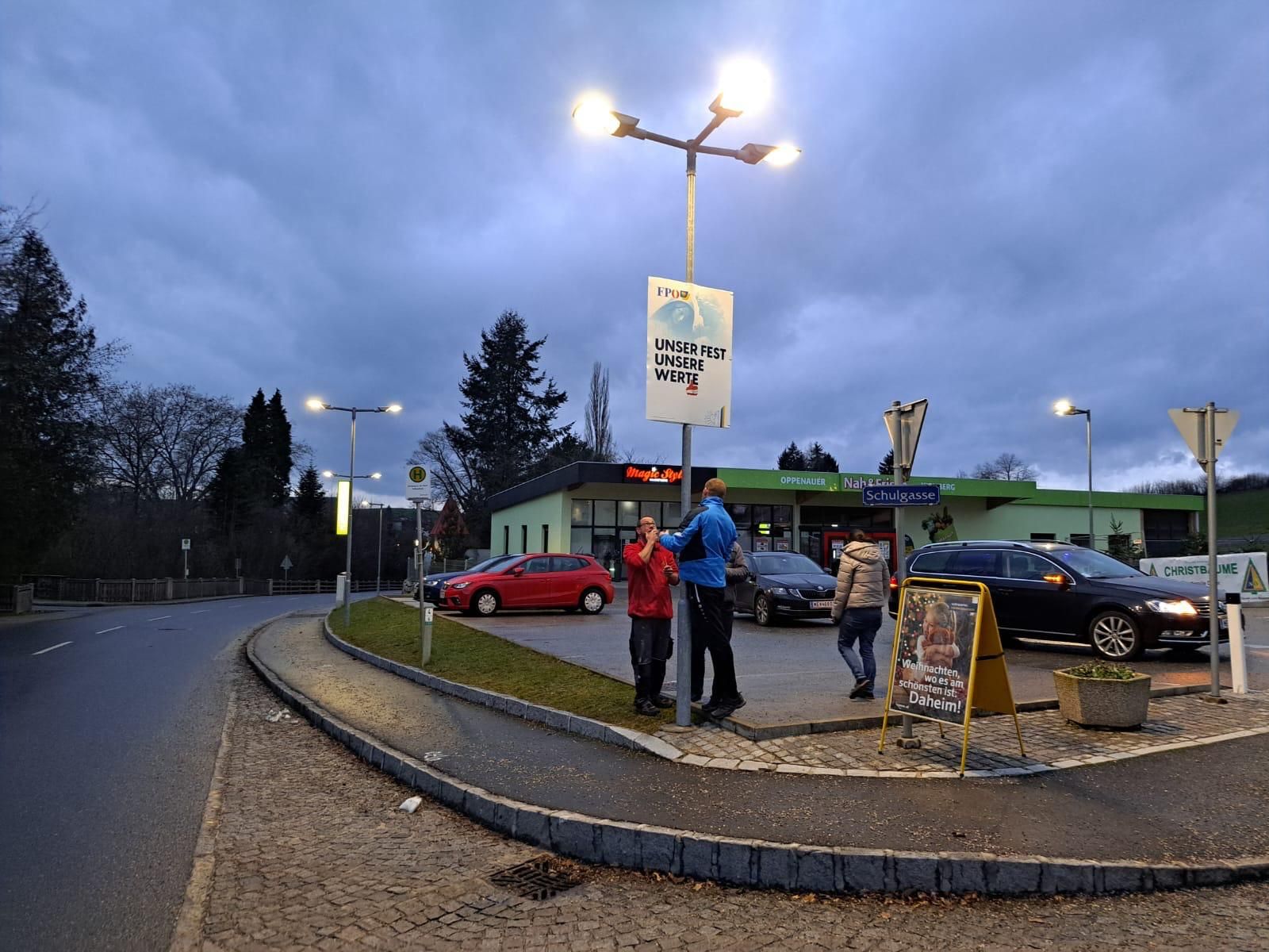 FPÖ-Team beim Anbringen der Wahlplakate