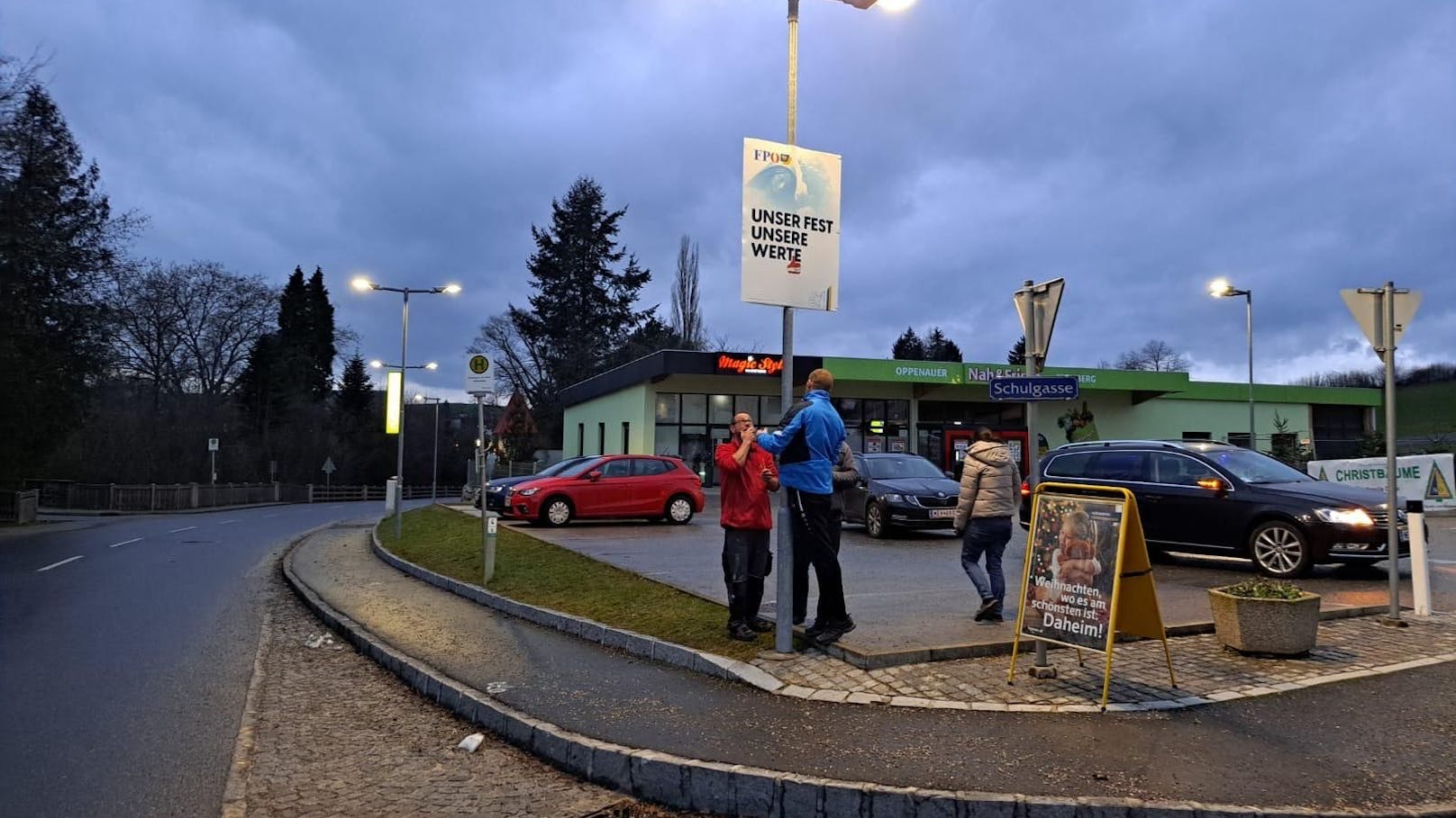 FPÖ-Team beim Anbringen der Wahlplakate