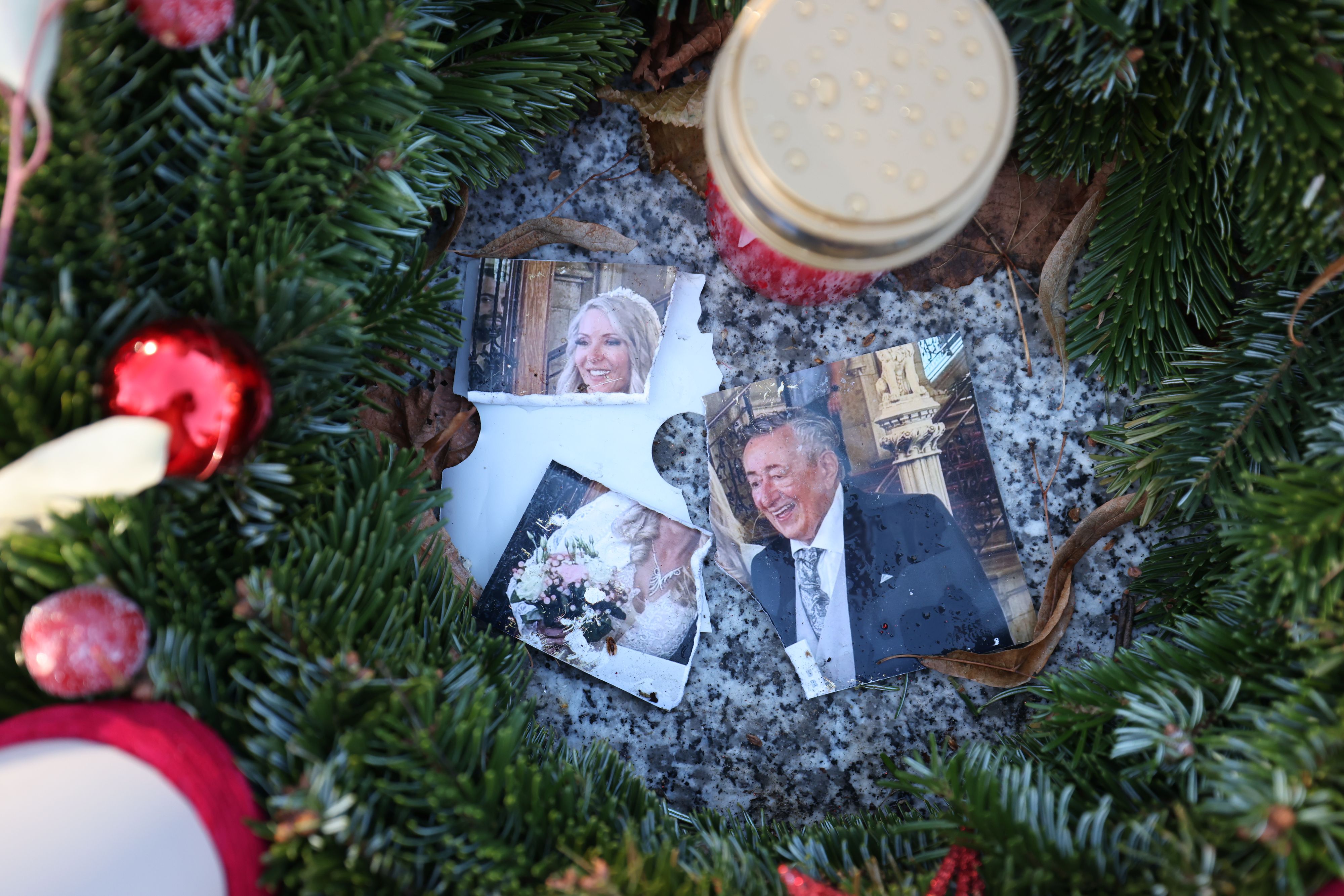 Unbekannte haben Fotos der Lugners zerrissen. 