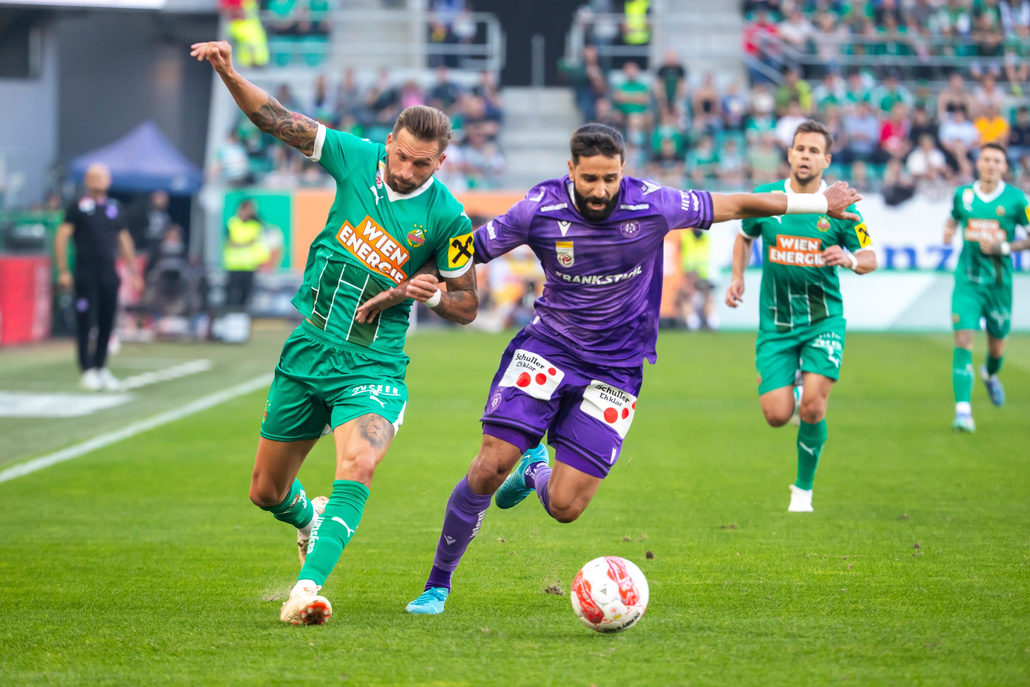 Rapids Burgstaller im Derby-Zweikampf mit Galvao