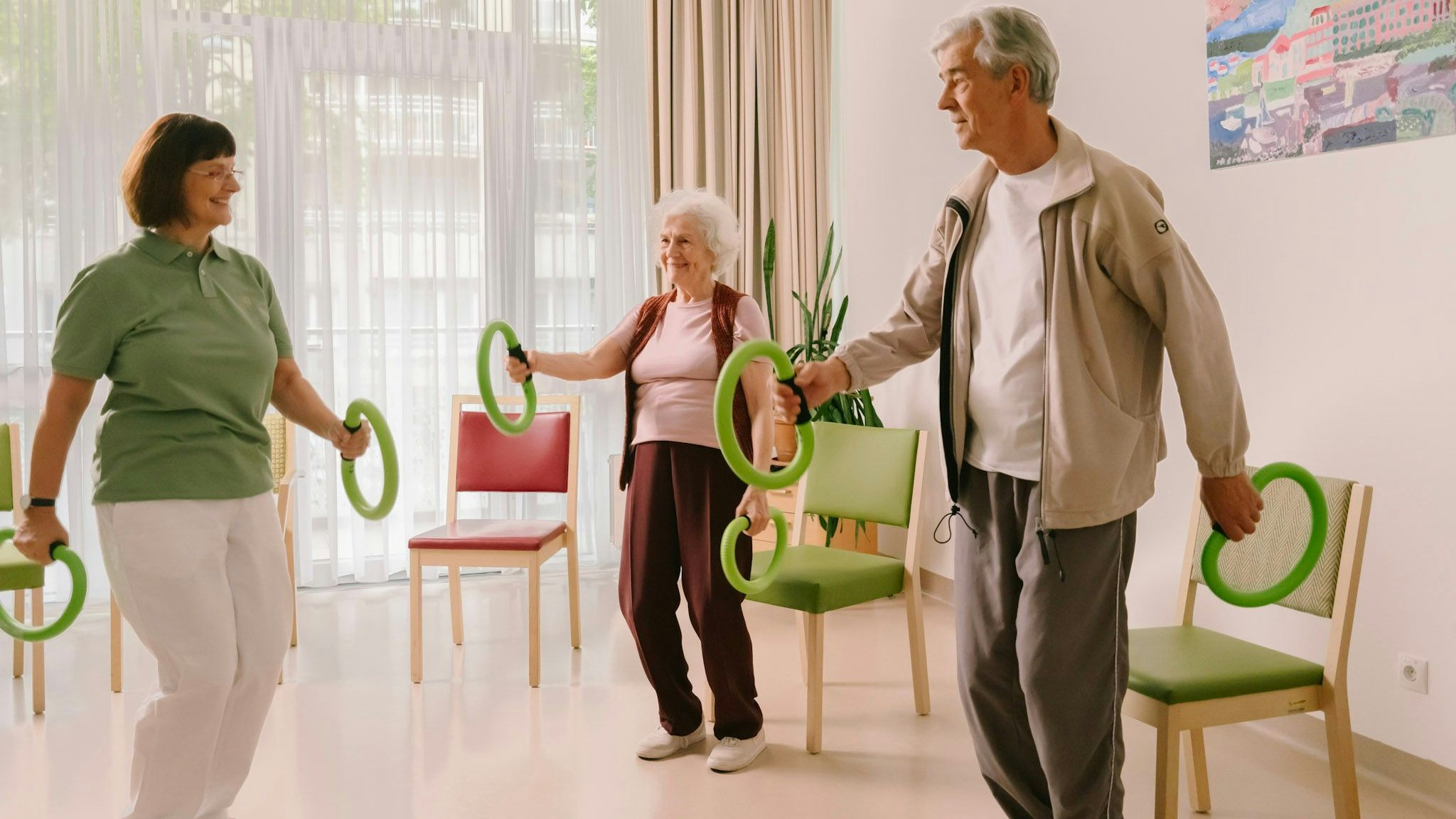 In den Tageszentren des Fonds Soziales Wien werden Seniorinnen und Senioren betreut und eingebunden – von kreativen Arbeiten bis zum Bewegungstraining.