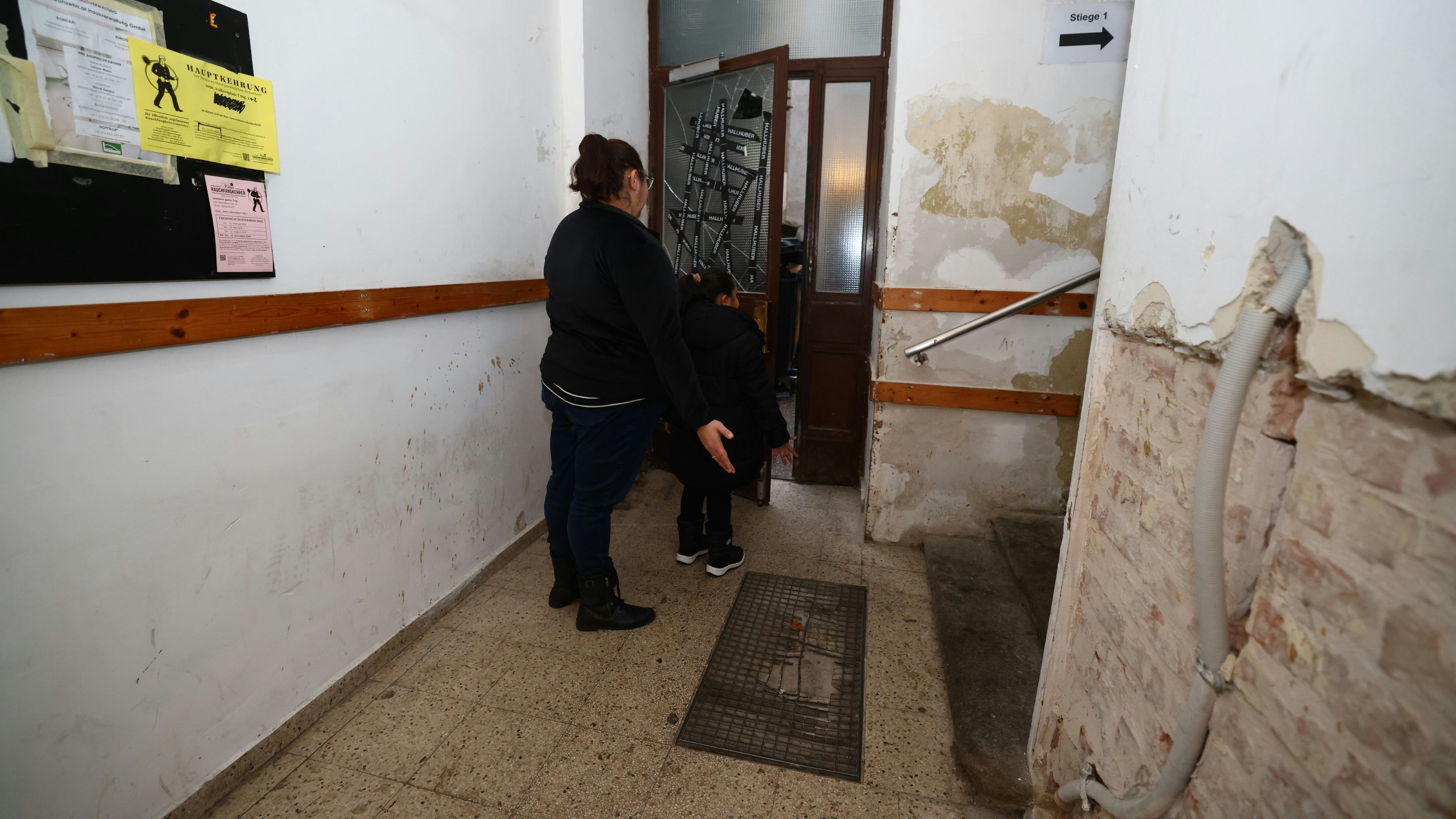 Heute.at - Müll, kaputter Lift, defekte Tür – Mieterin verzweifelt