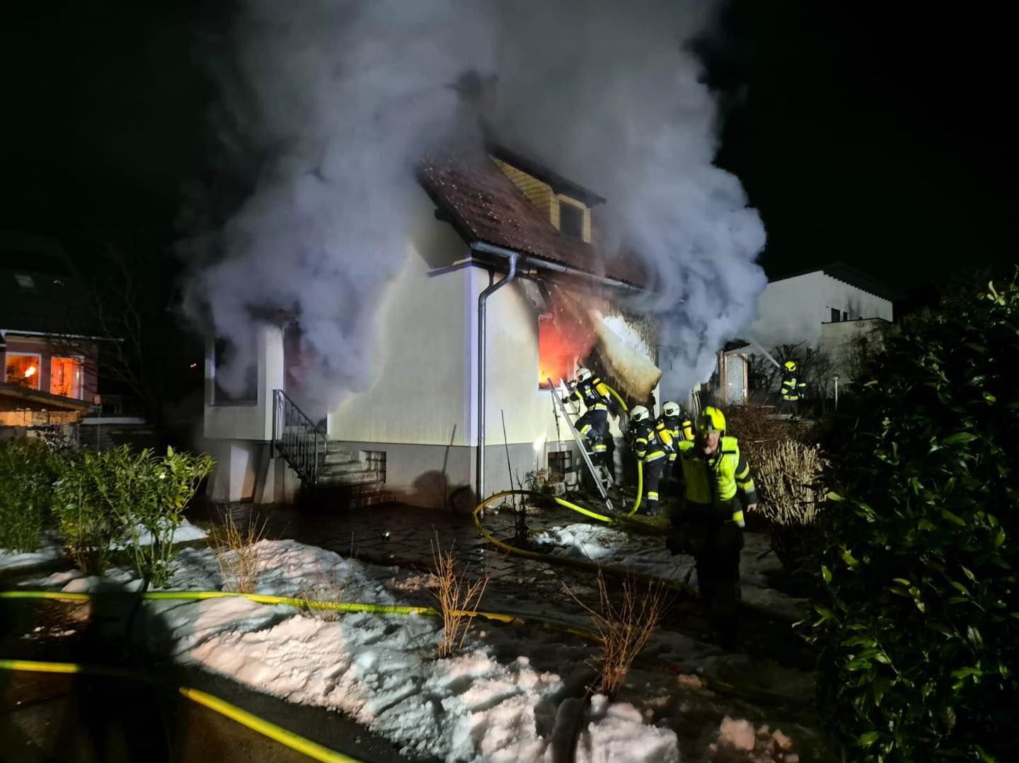 Langenwang, Bez. Bruck-Mürzzuschlag: In der Nacht des dritten Adventsonntags 2024 führte eine vergessene Kerze zum Brand eines Einfamilienhauses. Ein Pensionist (81) wurde verletzt, das Haus erheblich beschädigt. 