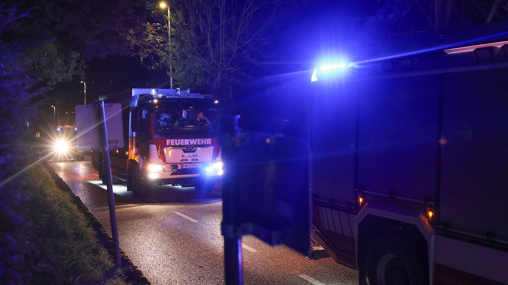 Feuerwehr rückt mitten in der Nacht zu Wohnhaus aus