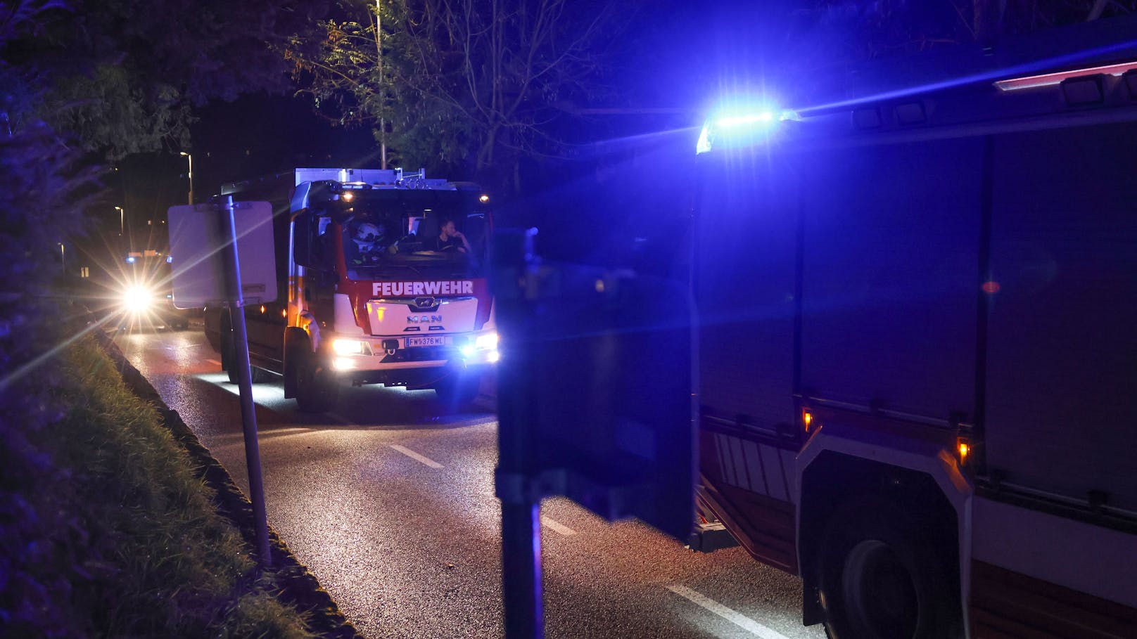 Feuerwehr und Polizei wurden am späteren Sonntagabend zu einem Brandverdacht in einem Wohnhaus in Thalheim bei Wels (Bezirk Wels-Land) alarmiert.