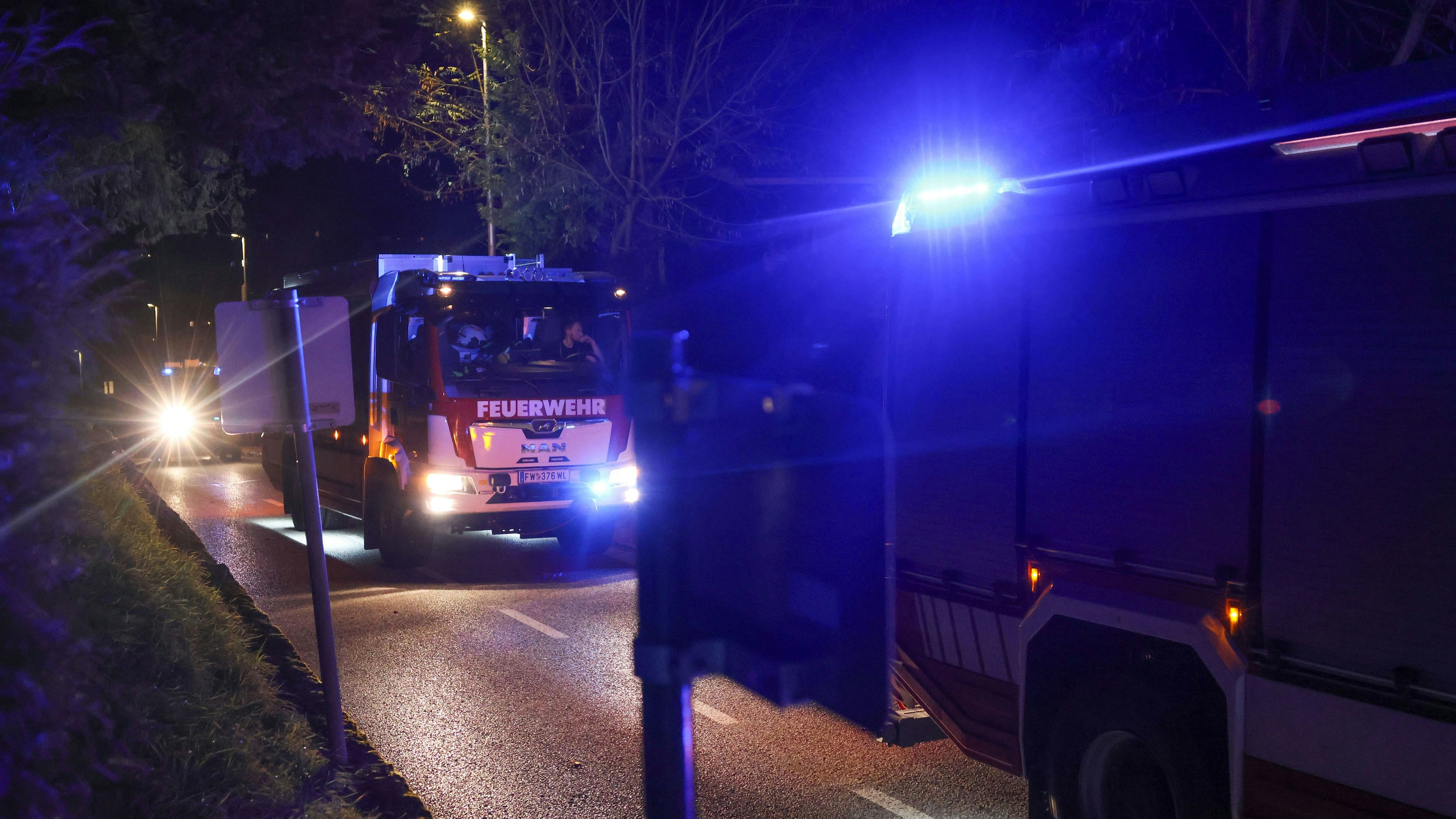 Heute.at - Feuerwehr rückt mitten in der Nacht zu Wohnhaus aus