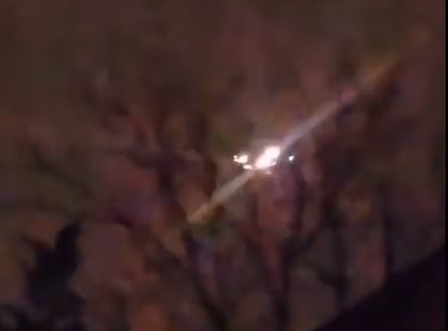 Bisher gibt es für die mysteriösen Flugobjekte noch keine genaue Erklärung. Großteils könnte es sich um Drohnen oder Flugzeuge handeln.