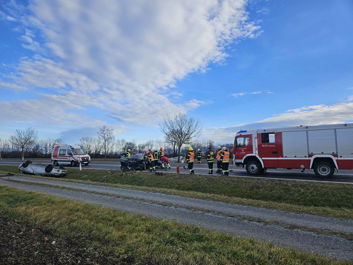 Ein Auto überschlug sich bei dem Crash und landete im Graben.
