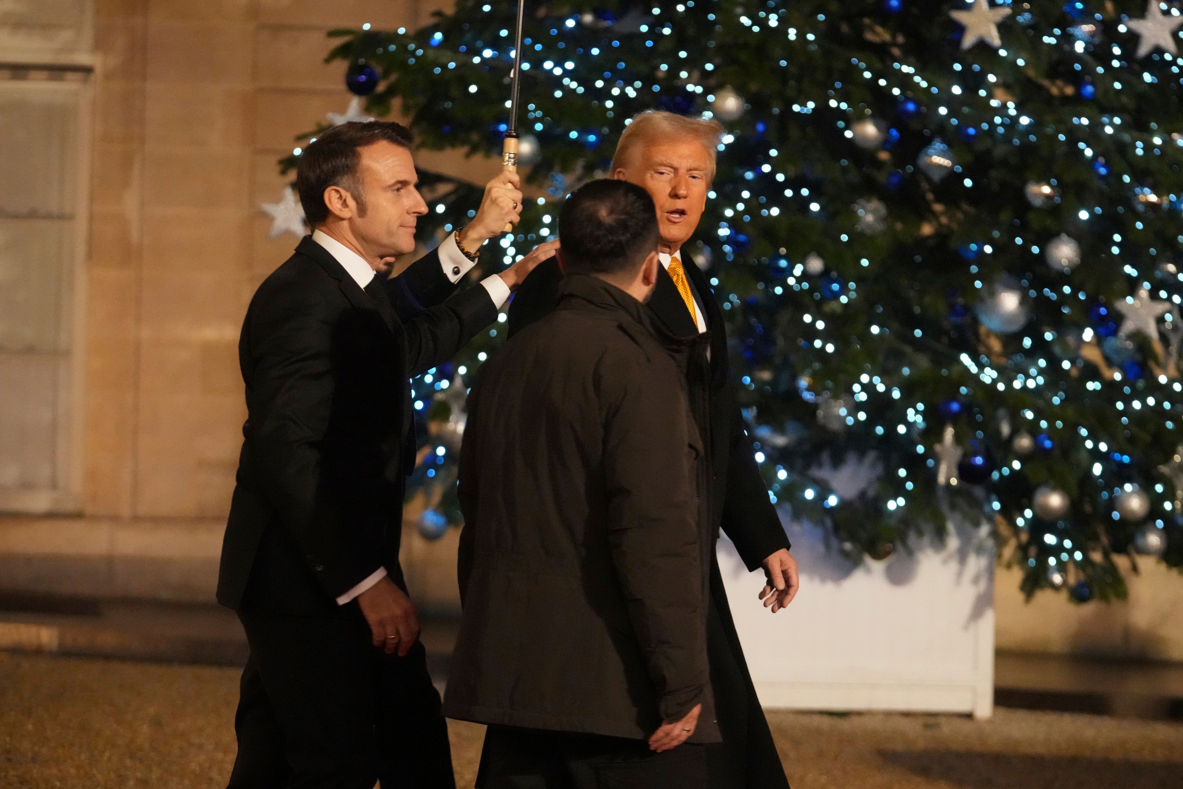 Dreier-Treffen in Paris: Der französische Präsident <strong>Emmanuel Macron</strong> als Gastgeber für <strong>Donald Trump</strong> und <strong>Wolodimir Selenski</strong>. (7. Dezember 2024)