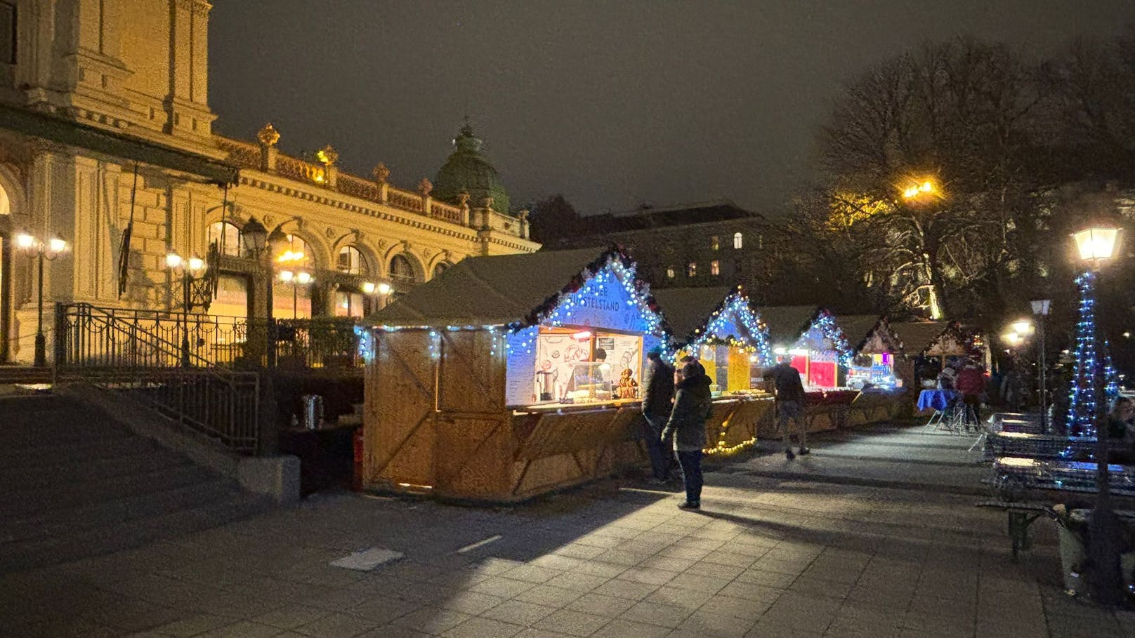 Seit dem 5. Dezember steht der Christkindlmarkt im Wiener Stadtpark mit rund 20 Ständen und lädt zu Punsch, warmen Mahlzeiten und süßer Handwerkskunst ein.